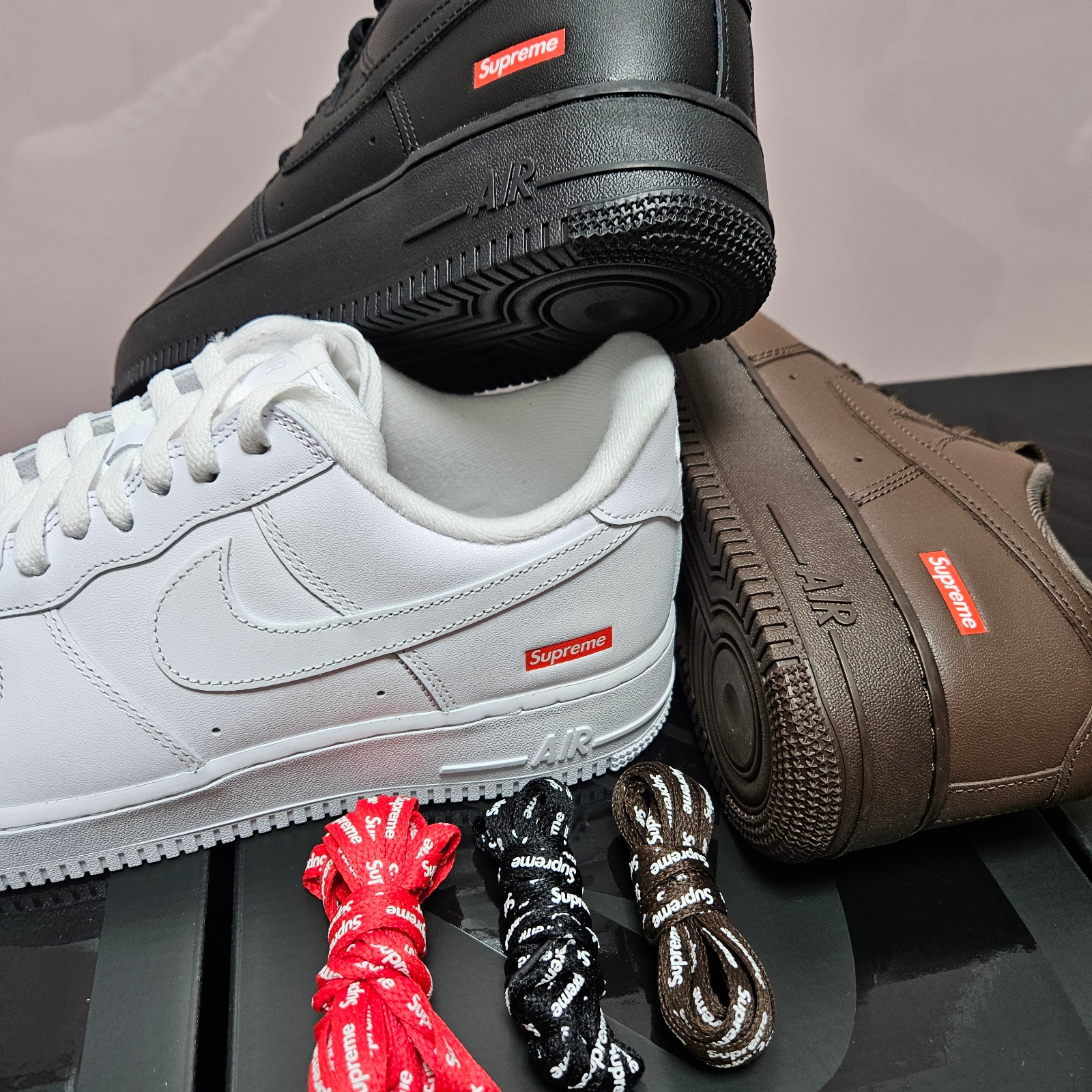 Nike x Supreme Air Force 1 Low White, Nike x Supreme Air Force 1 Low Black 착용 스타일 - 3