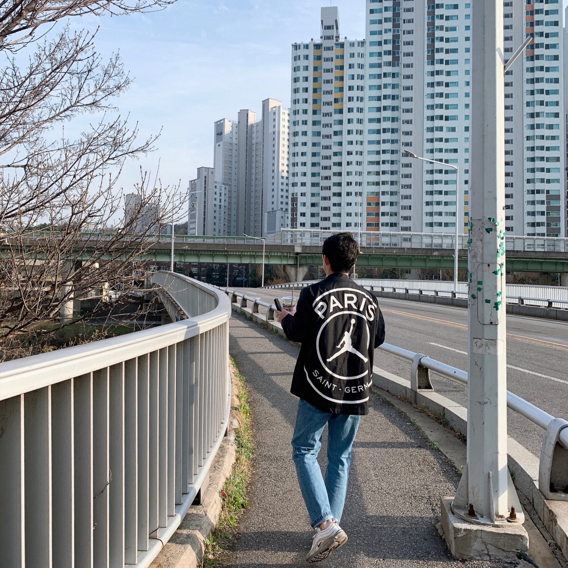 Jordan x Paris Saint-Germain Coach Jacket Black White 착용 스타일