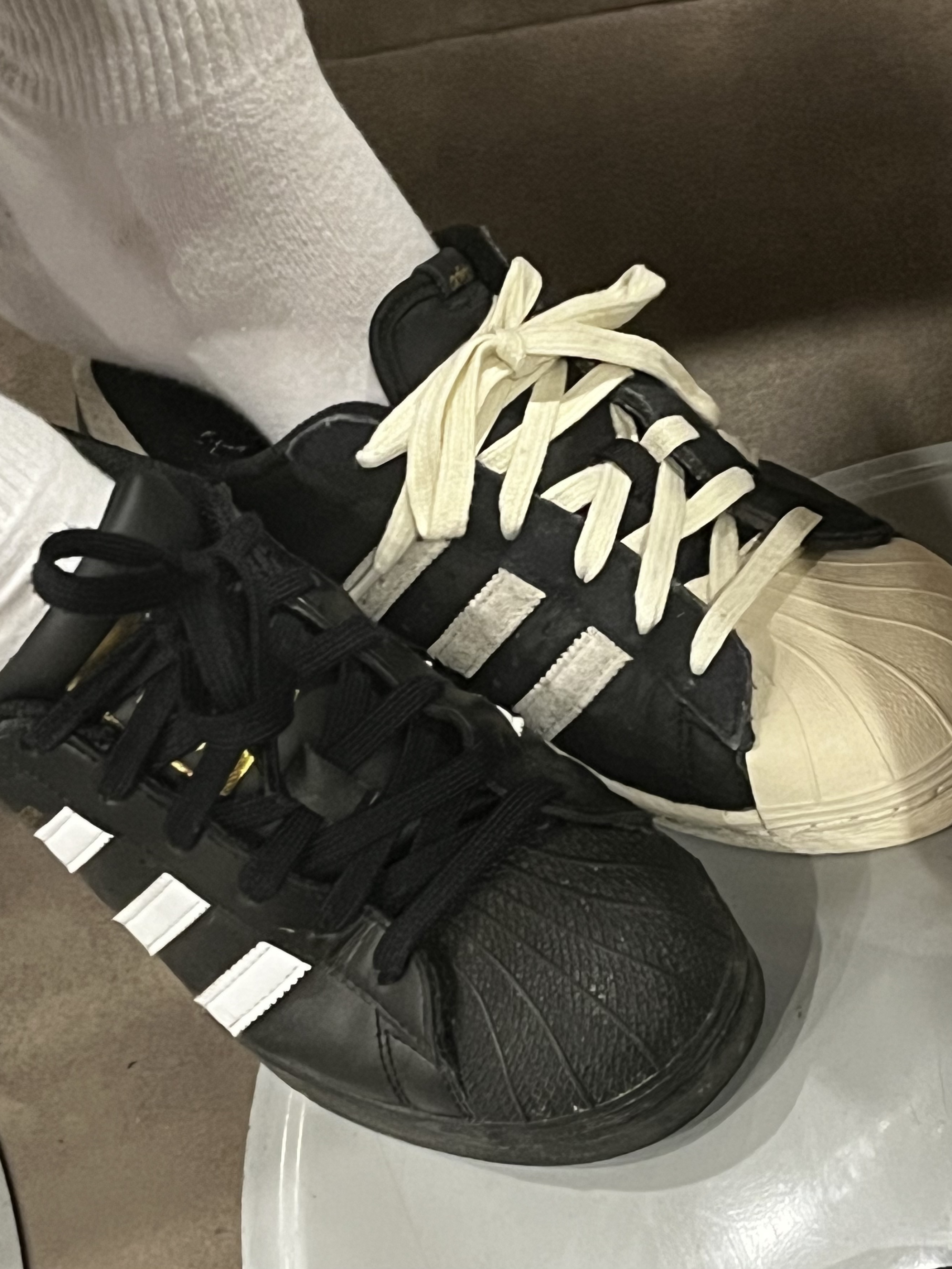 Matin Kim Black Bunny Toy Keyring Black, Adidas Superstar 82 Black White 착용 스타일 - 2