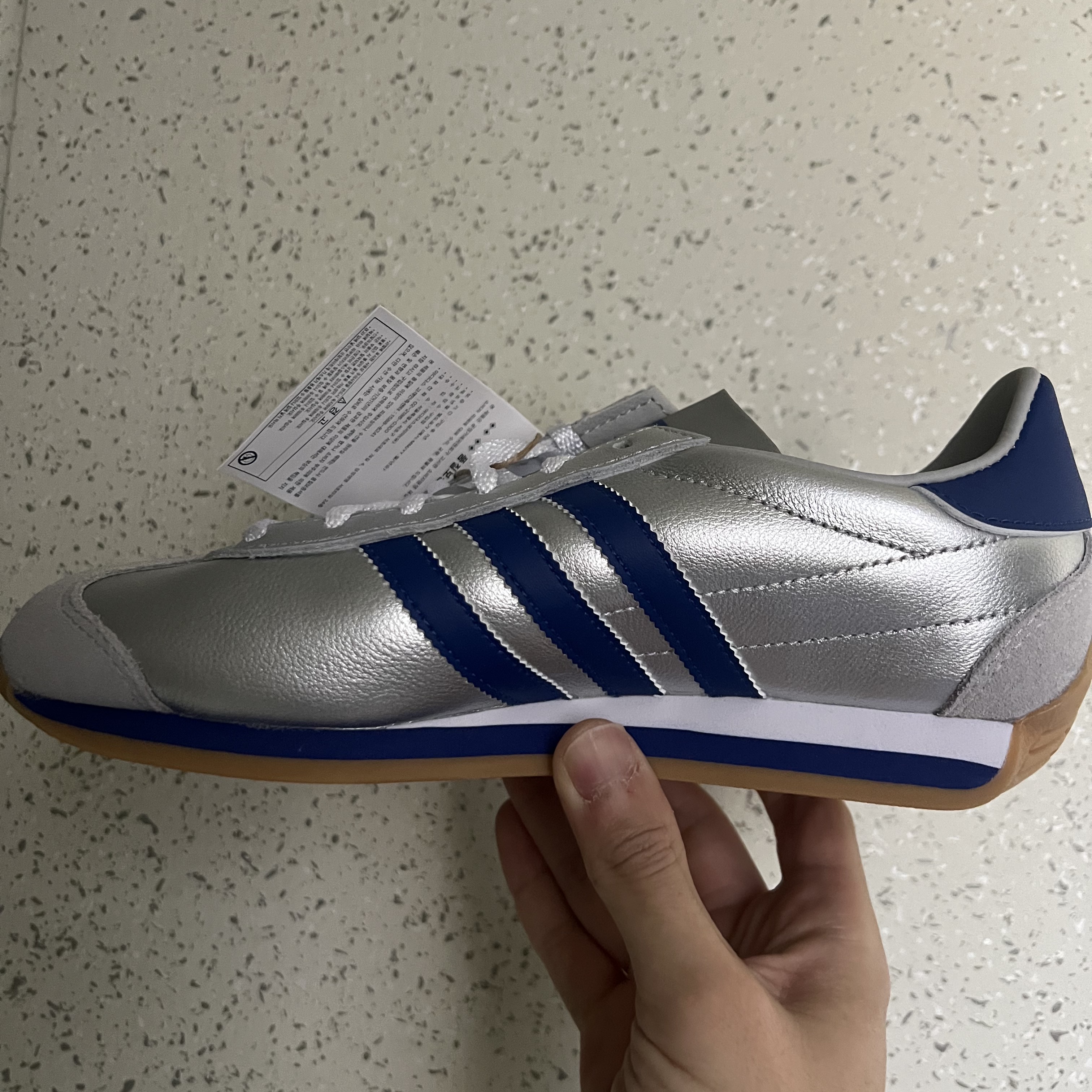 Adidas Country OG Matte Silver Bright Blue 착용 스타일 - 1