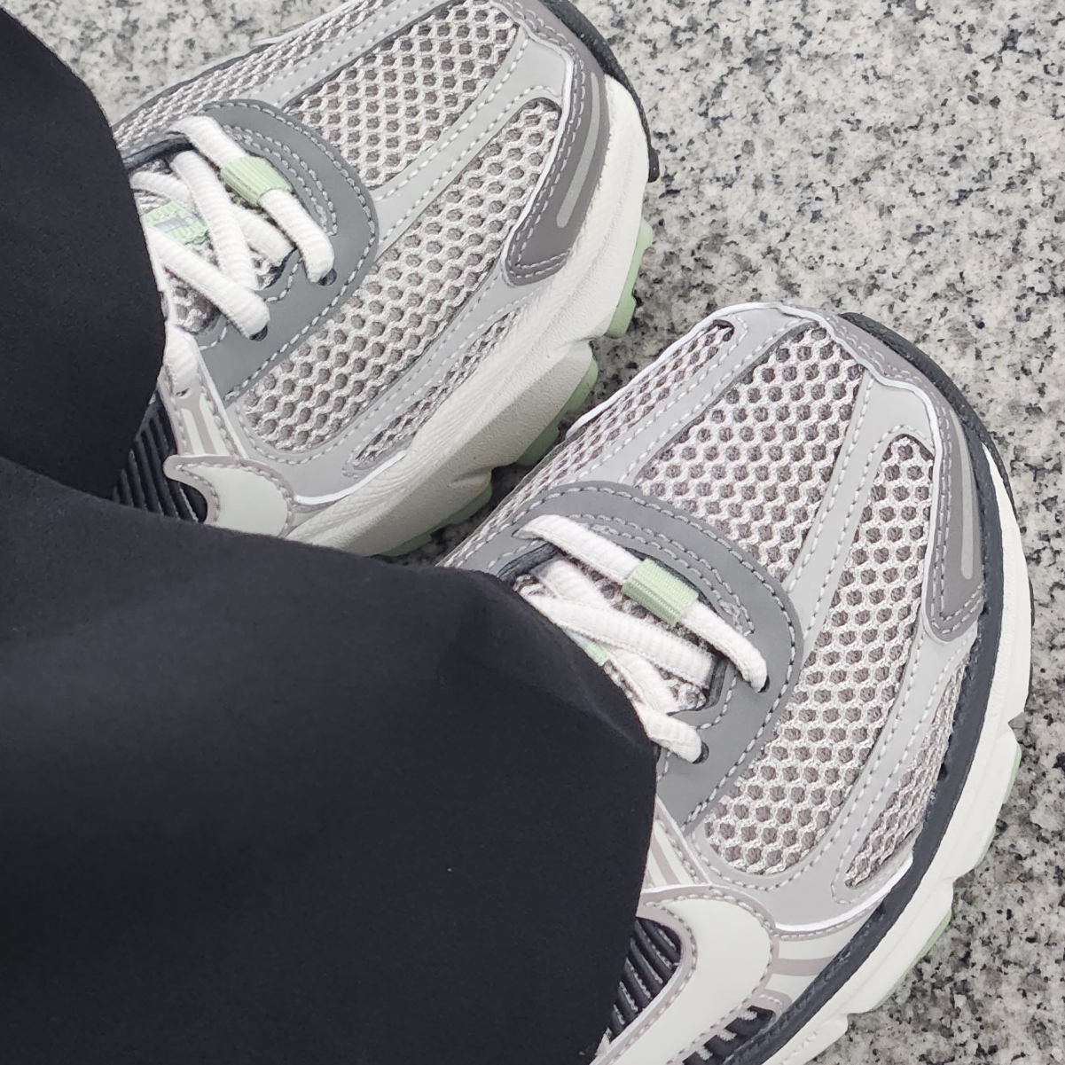 (W) Nike Zoom Vomero 5 Cobblestone and Flat Pewter 착용 스타일 - 3