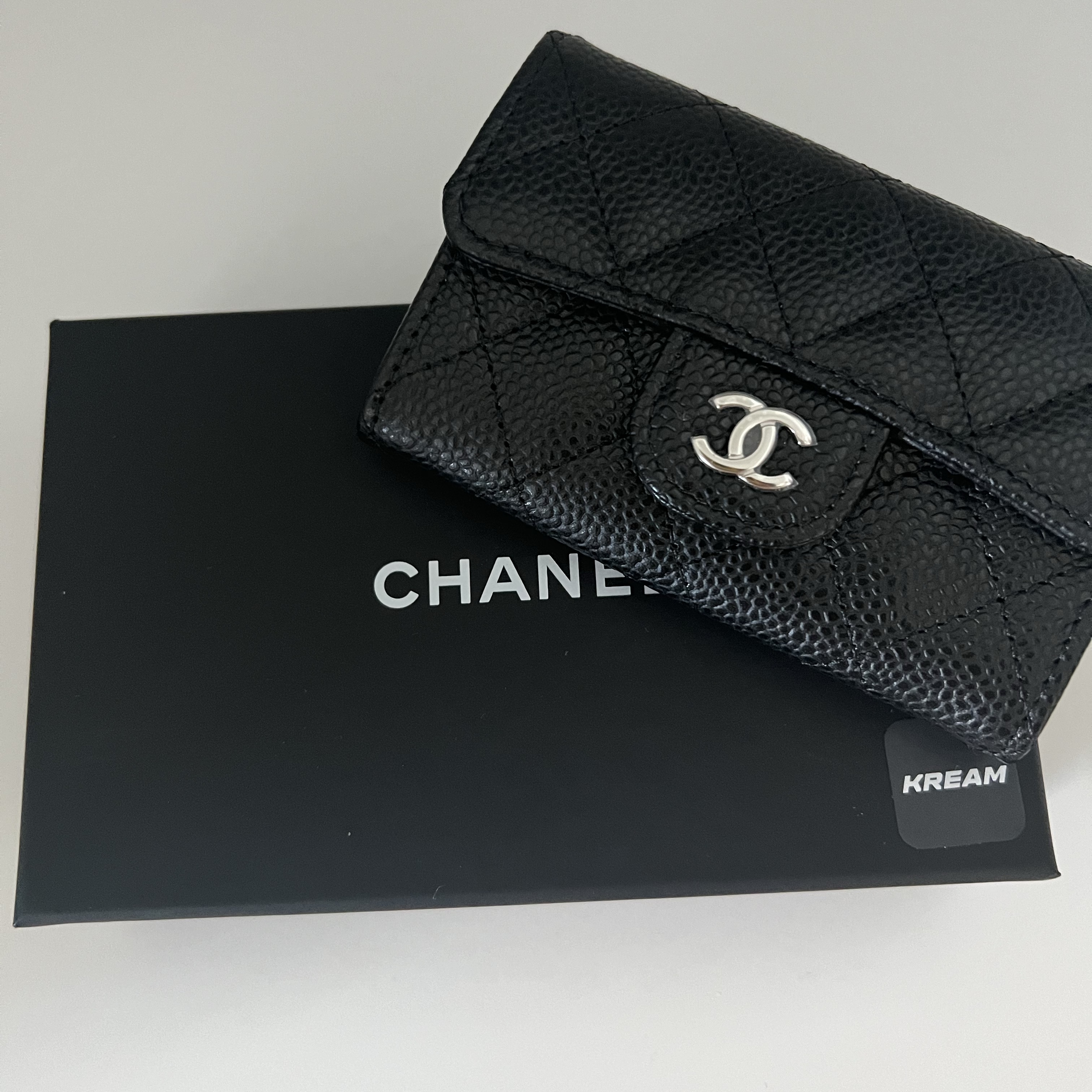 Chanel Classic Card Holder Grained Calfskin & Silver Black 착용 스타일