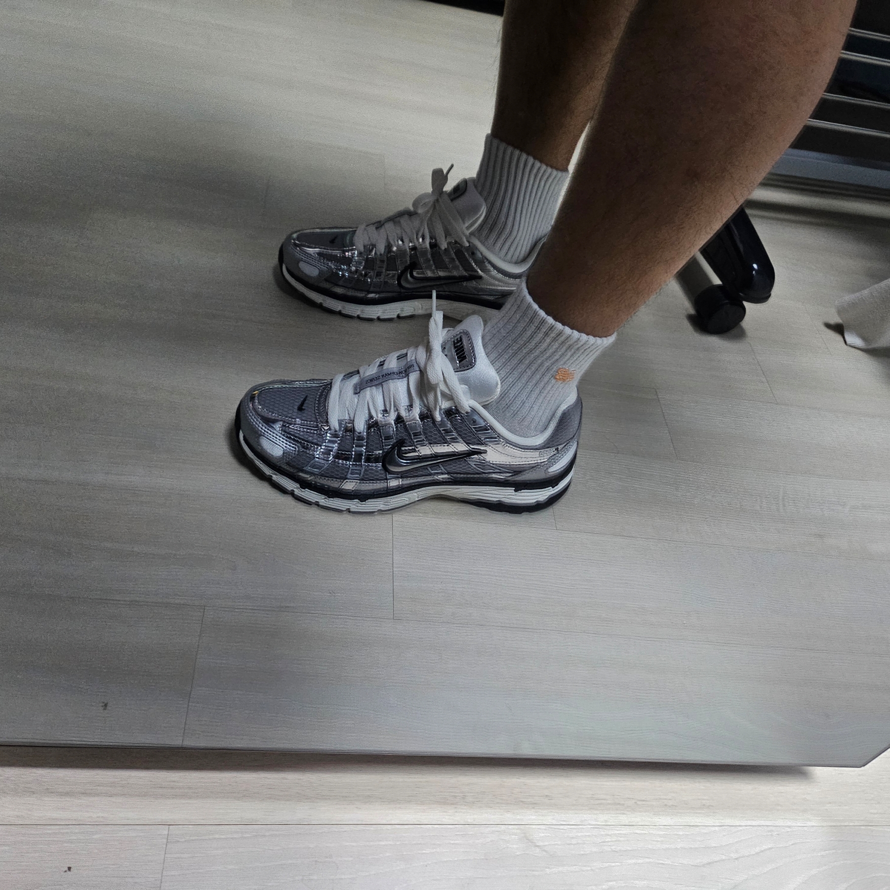 Nike P-6000 Metallic Silver 착용 스타일 - 2
