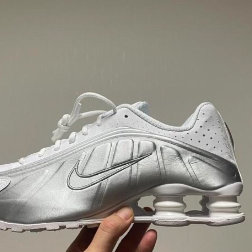 (W) Nike Shox R4 White Metallic Silver 착용 스타일