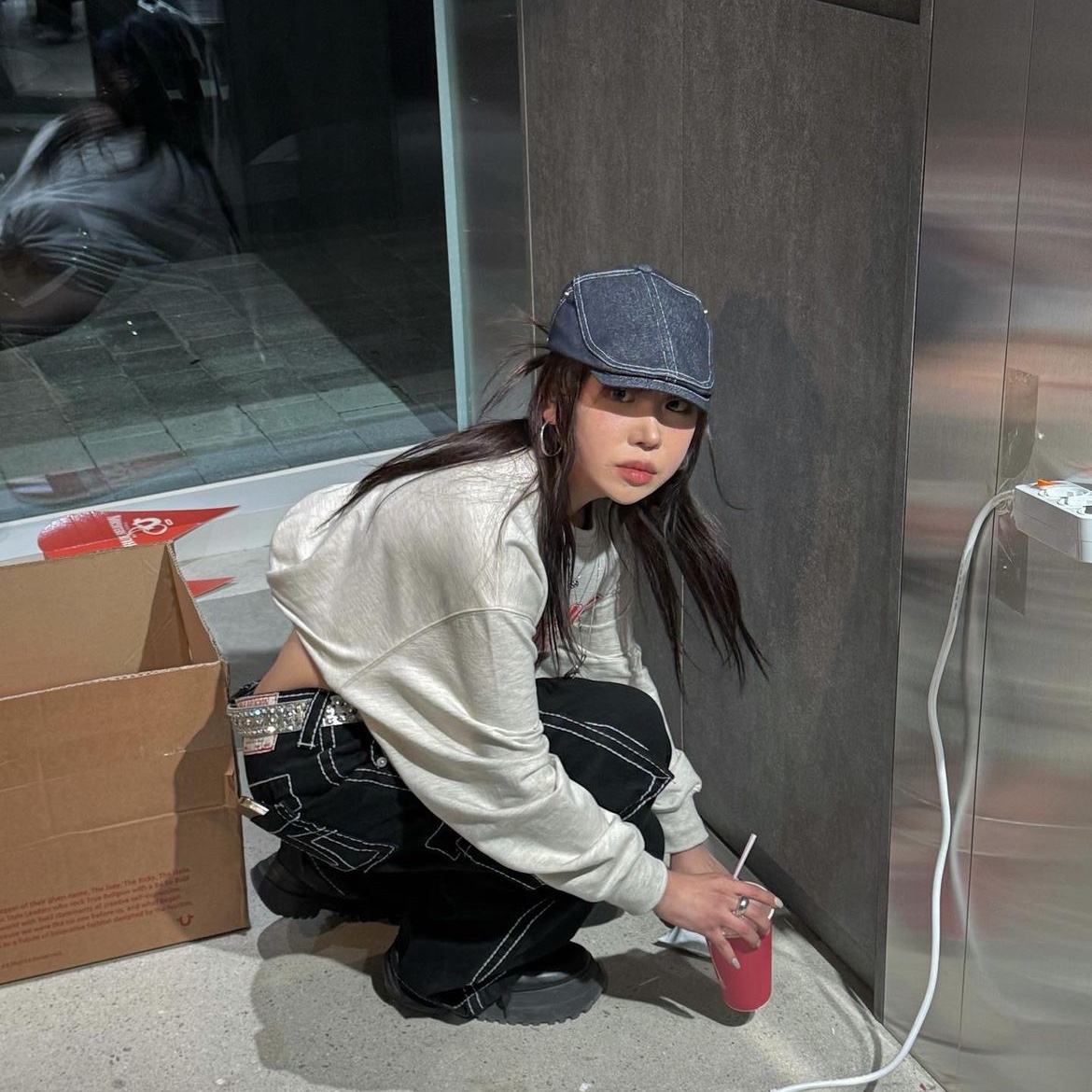 True Religion x KIRSH Stitch Point Denim Hunting Cap White Stitch, True Religion x KIRSH Stitch Point Denim Cargo Pants Blue Denim 착용 스타일 - 2