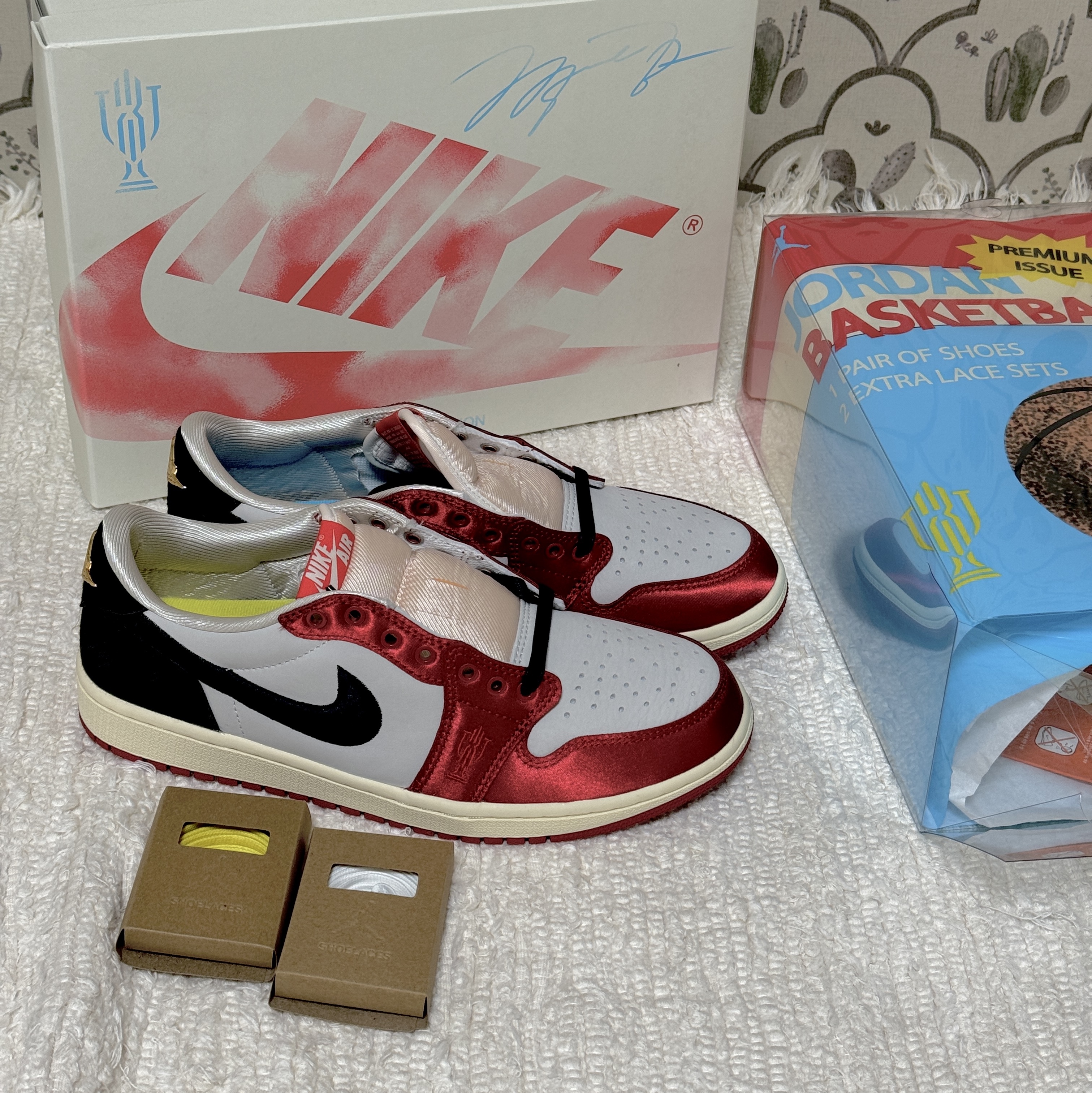 Jordan 1 x Trophy Room Retro Low OG SP Sail Varsity Red 착용 스타일 - 6