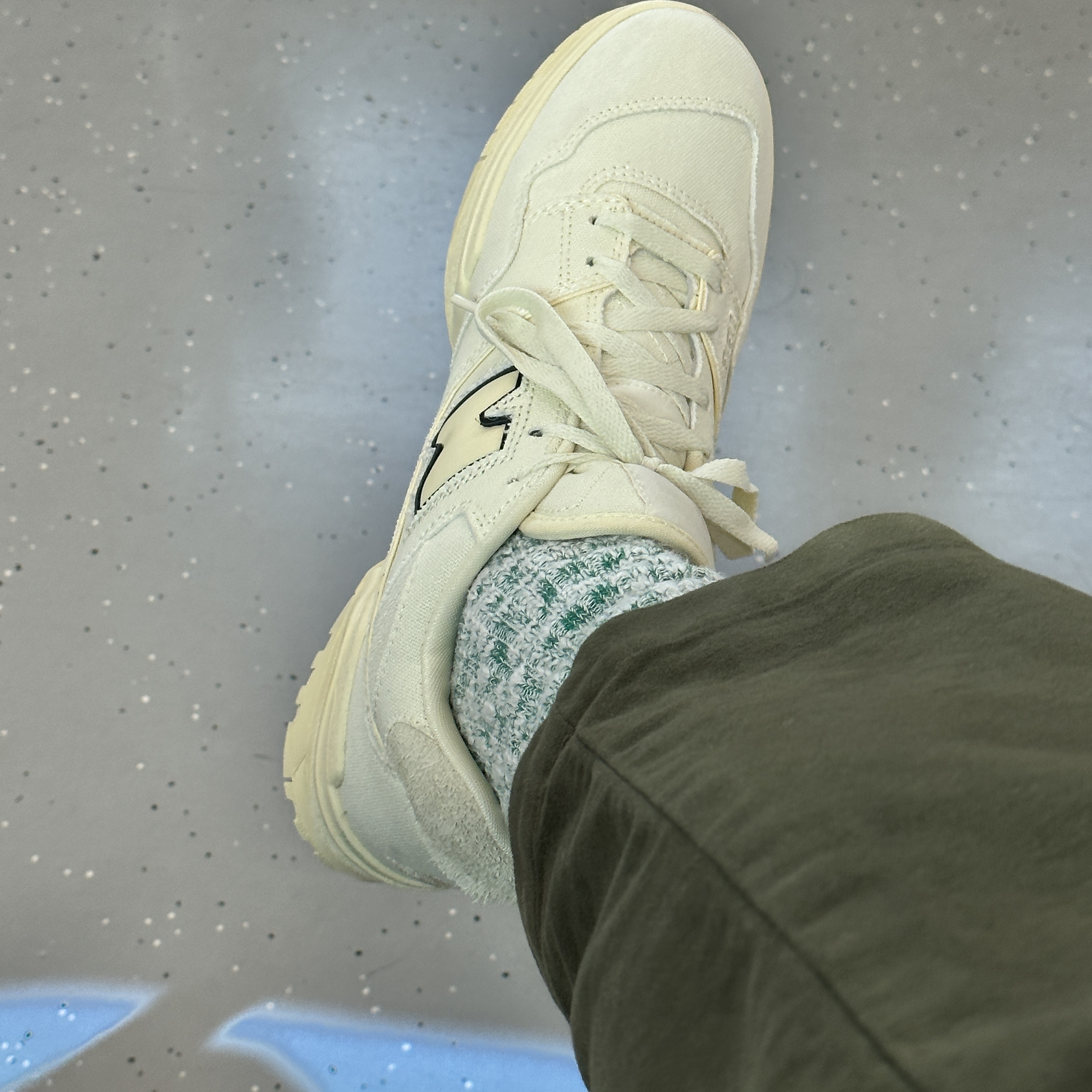 New Balance x Joe Freshgoods 550 Conversations Amongst Us Beige - 2E Wide 착용 스타일 - 3
