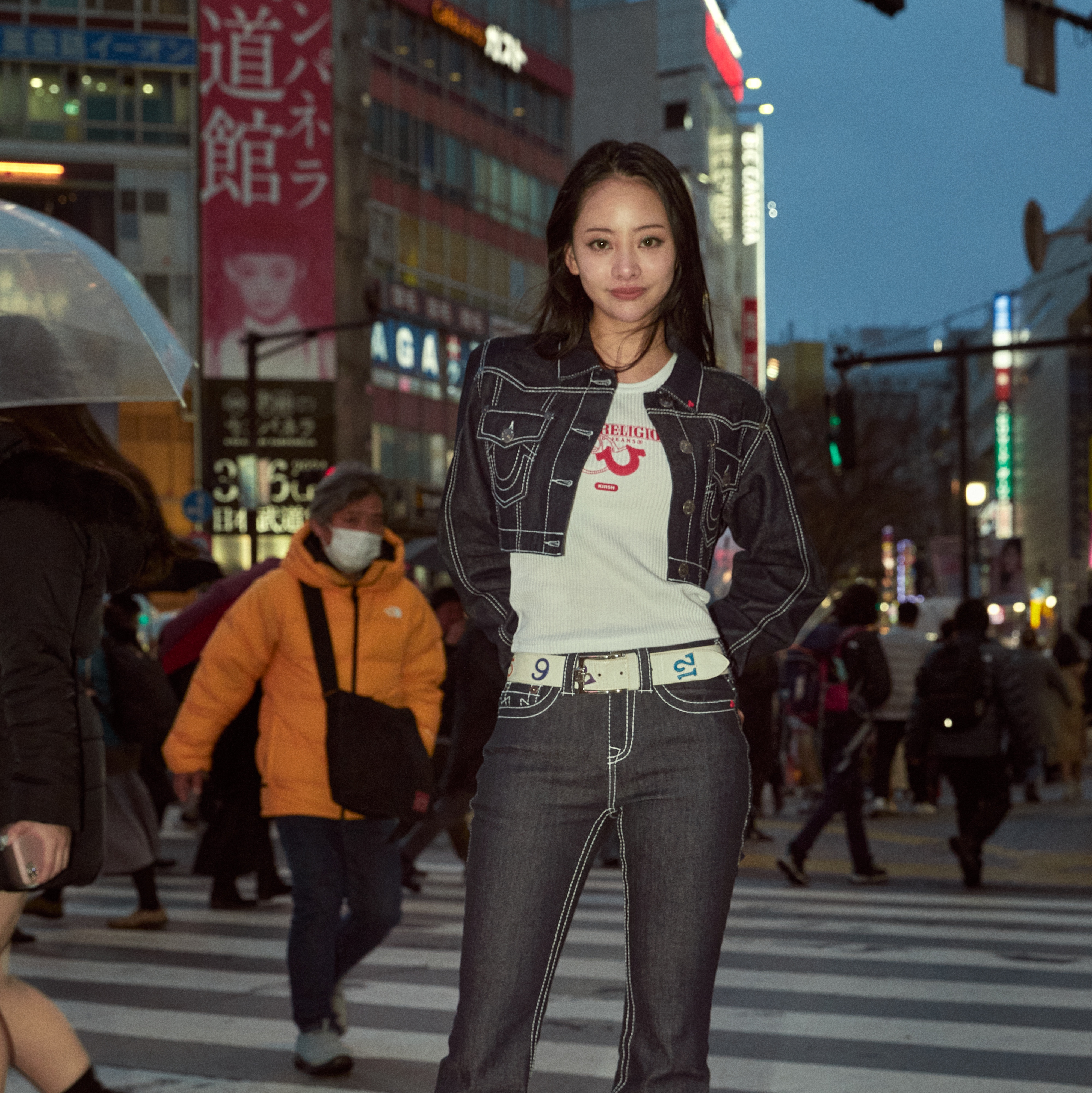 True Religion x KIRSH Stitch Point Denim Crop Jacket White Stitch, True Religion x KIRSH Tight Sleeveless White 착용 스타일 - 2