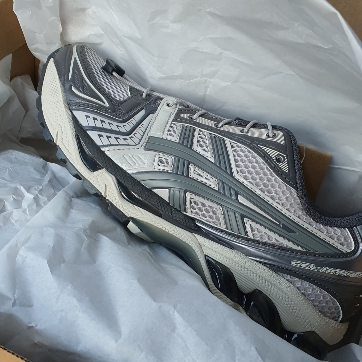 Asics Unlimited Gel-Kayano 14 Oyster Grey Clay Grey 착용 스타일