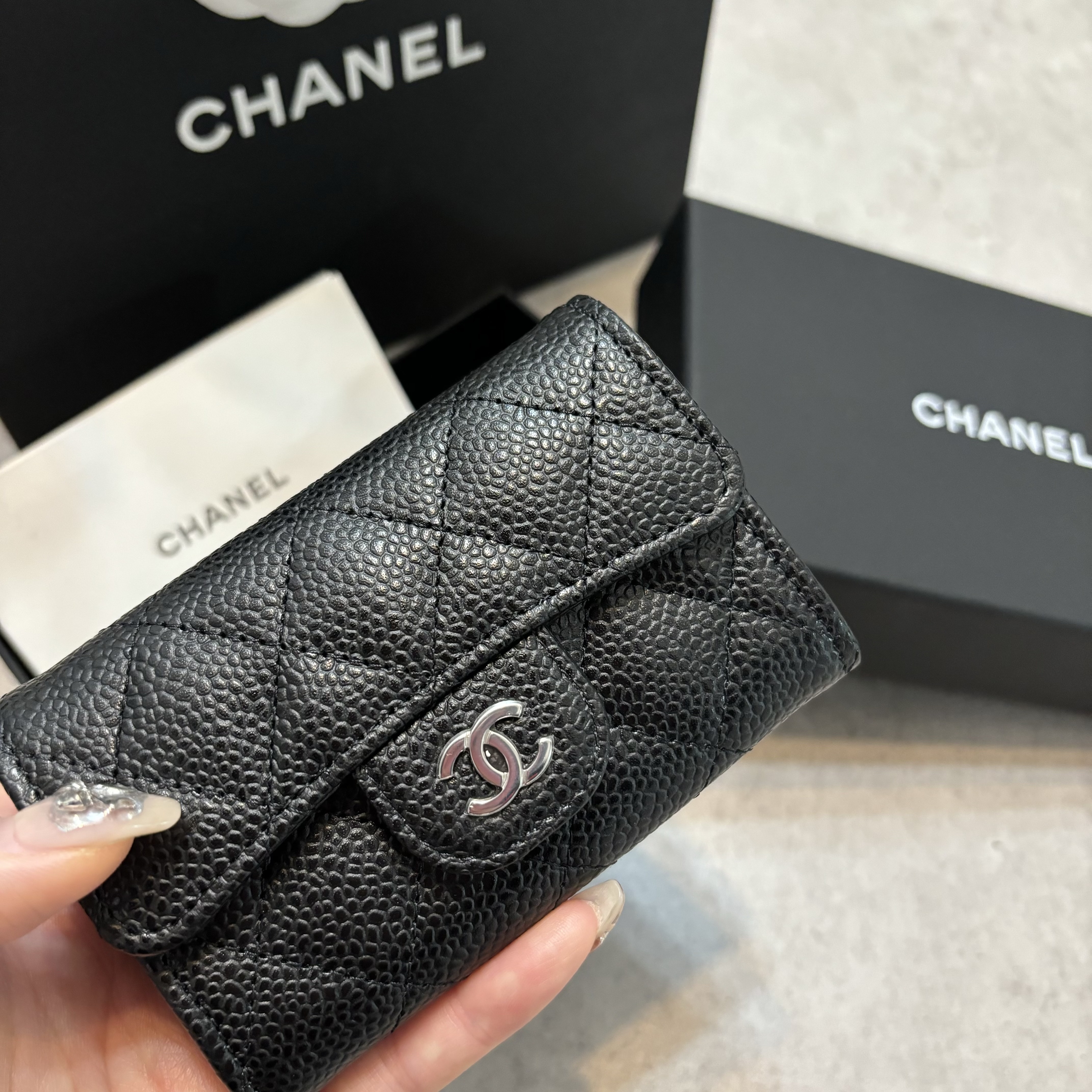 Chanel Classic Card Holder Grained Calfskin & Silver Black 착용 스타일