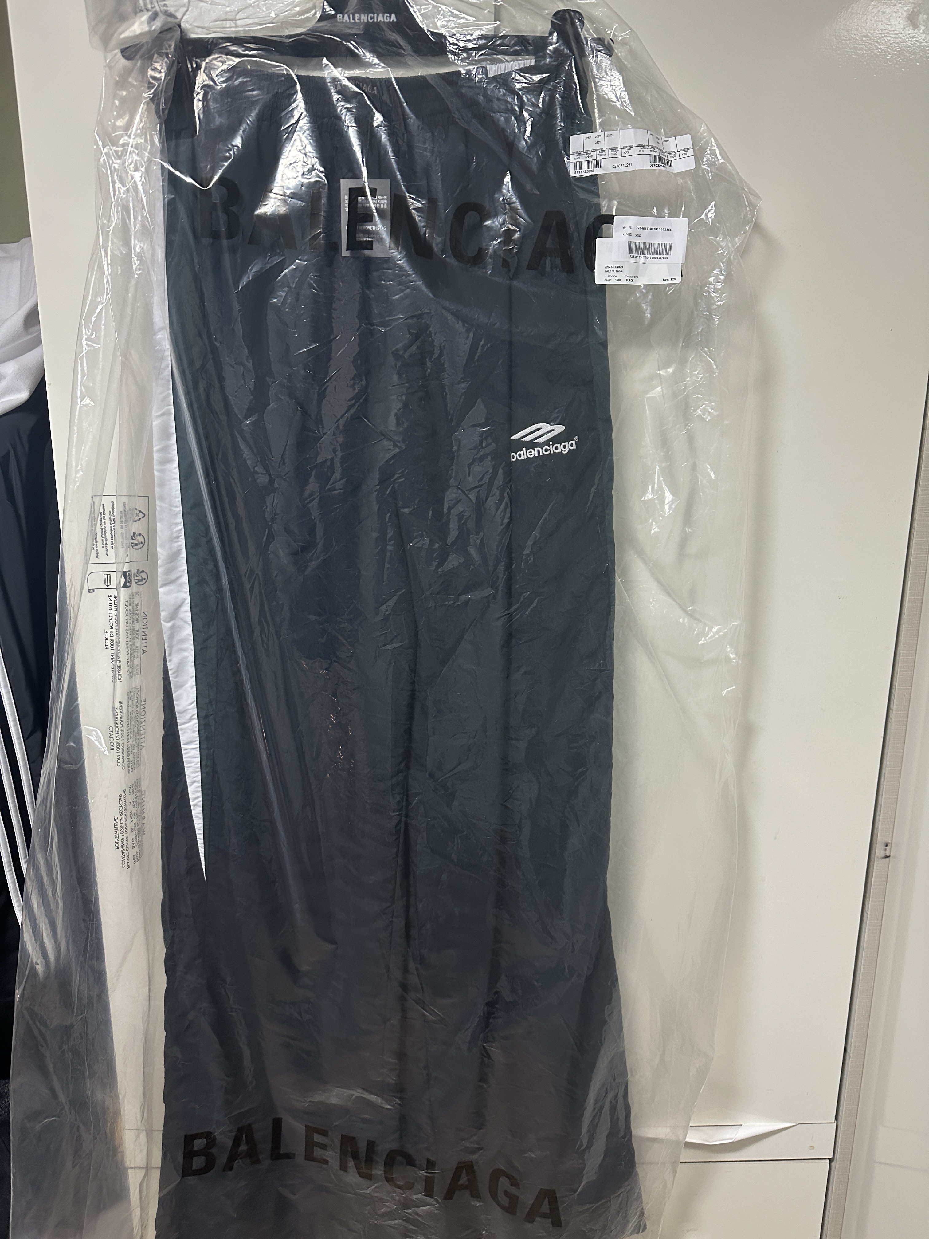 Balenciaga 3B Sports Icon Track Jacket Black, Balenciaga 3B Sports Icon Tracksuit Pants Black 착용 스타일 - 4