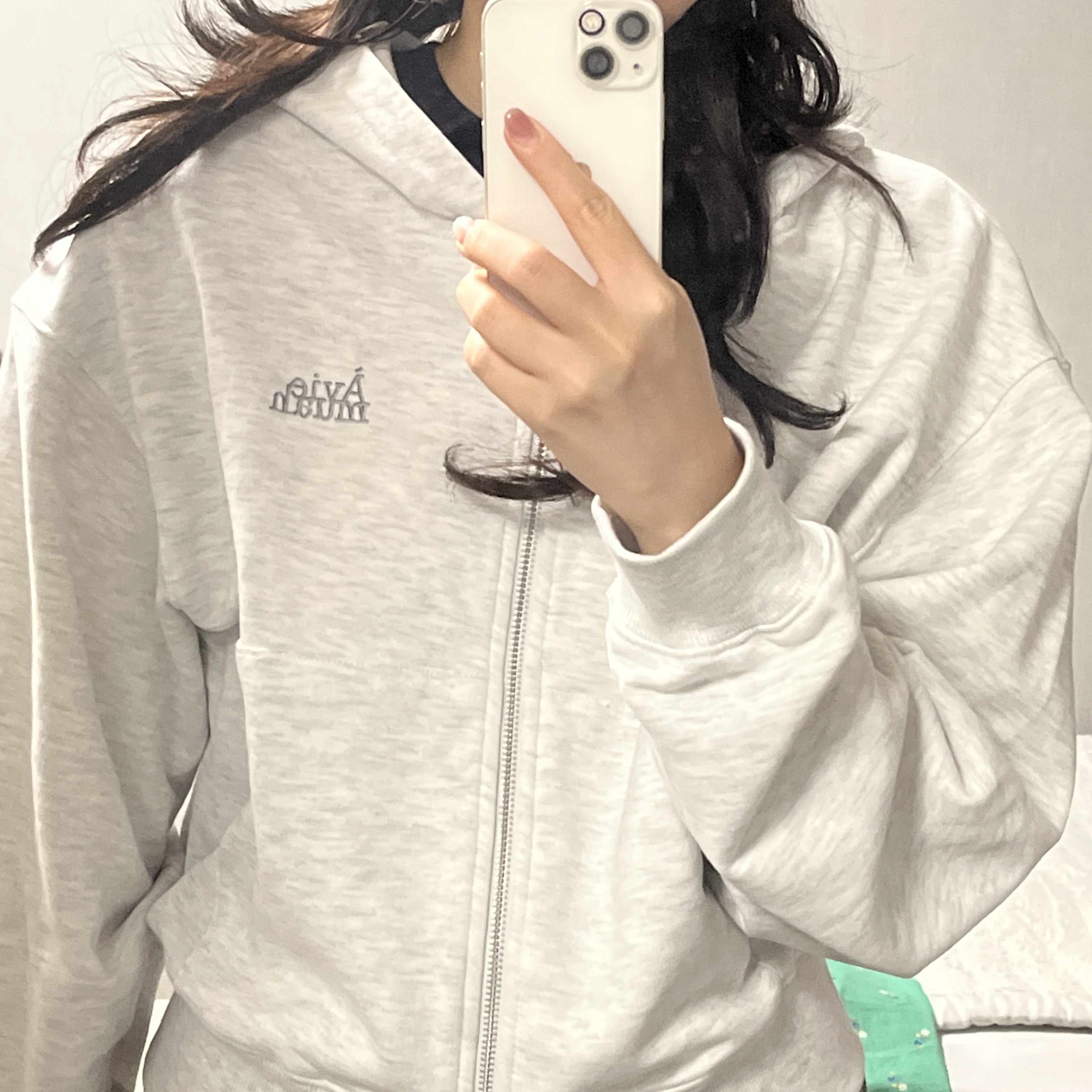 Aviemuah Double Logo Zip-Up Hoodie Grey 착용 스타일