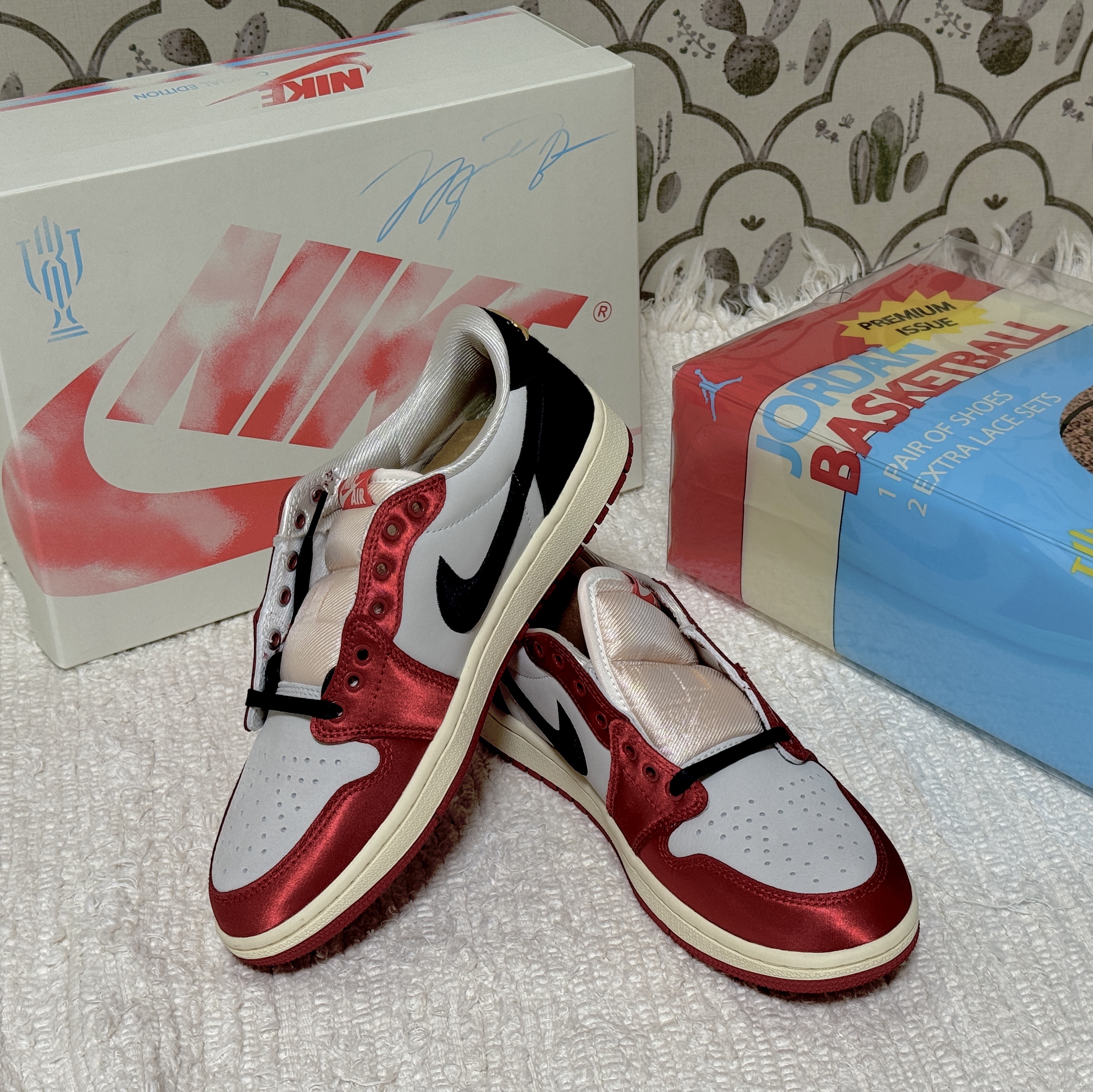 Jordan 1 x Trophy Room Retro Low OG SP Sail Varsity Red 착용 스타일 - 2