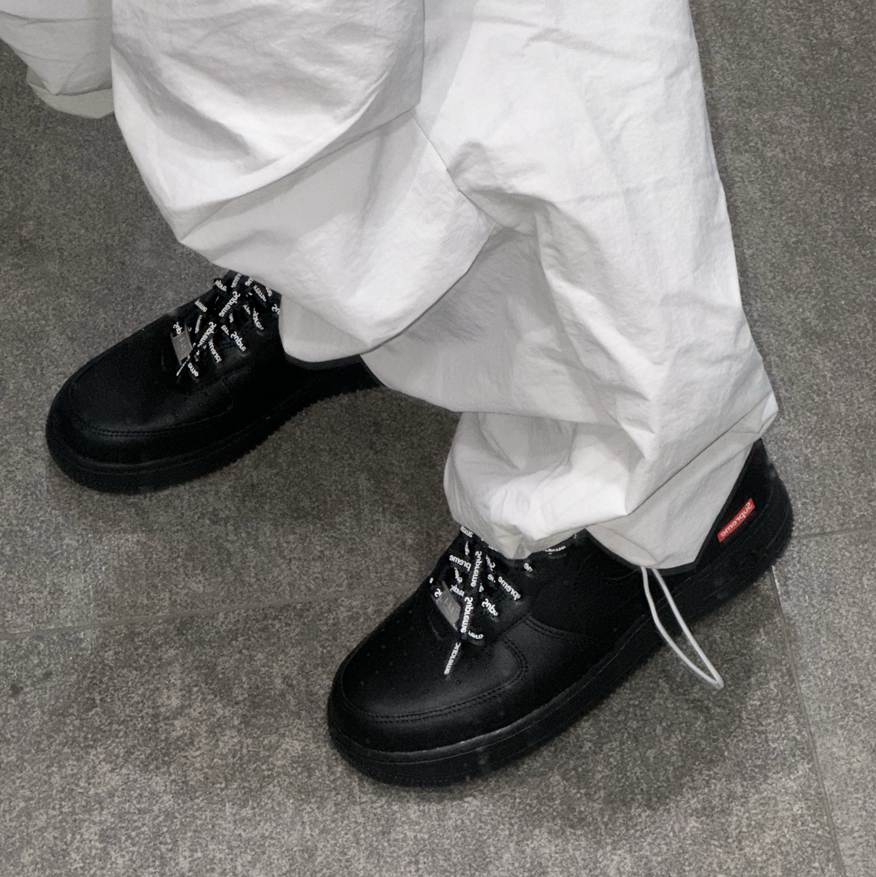 Nike x Supreme Air Force 1 Low Black 착용 스타일 - 2
