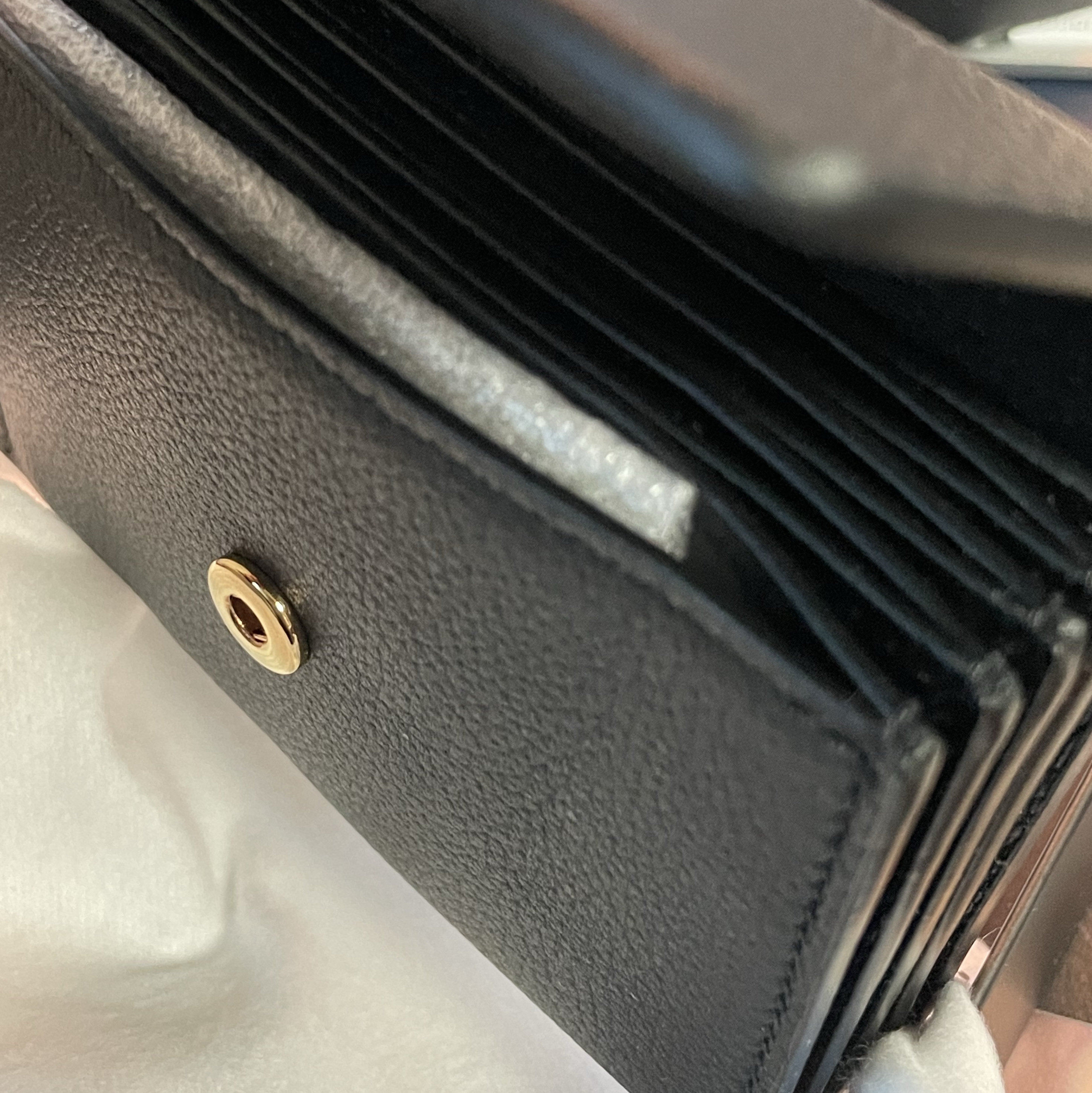 Versace La Medusa Card Holder Black, Versace Croc Effect La Medusa Card Holder Black 착용 스타일 - 3