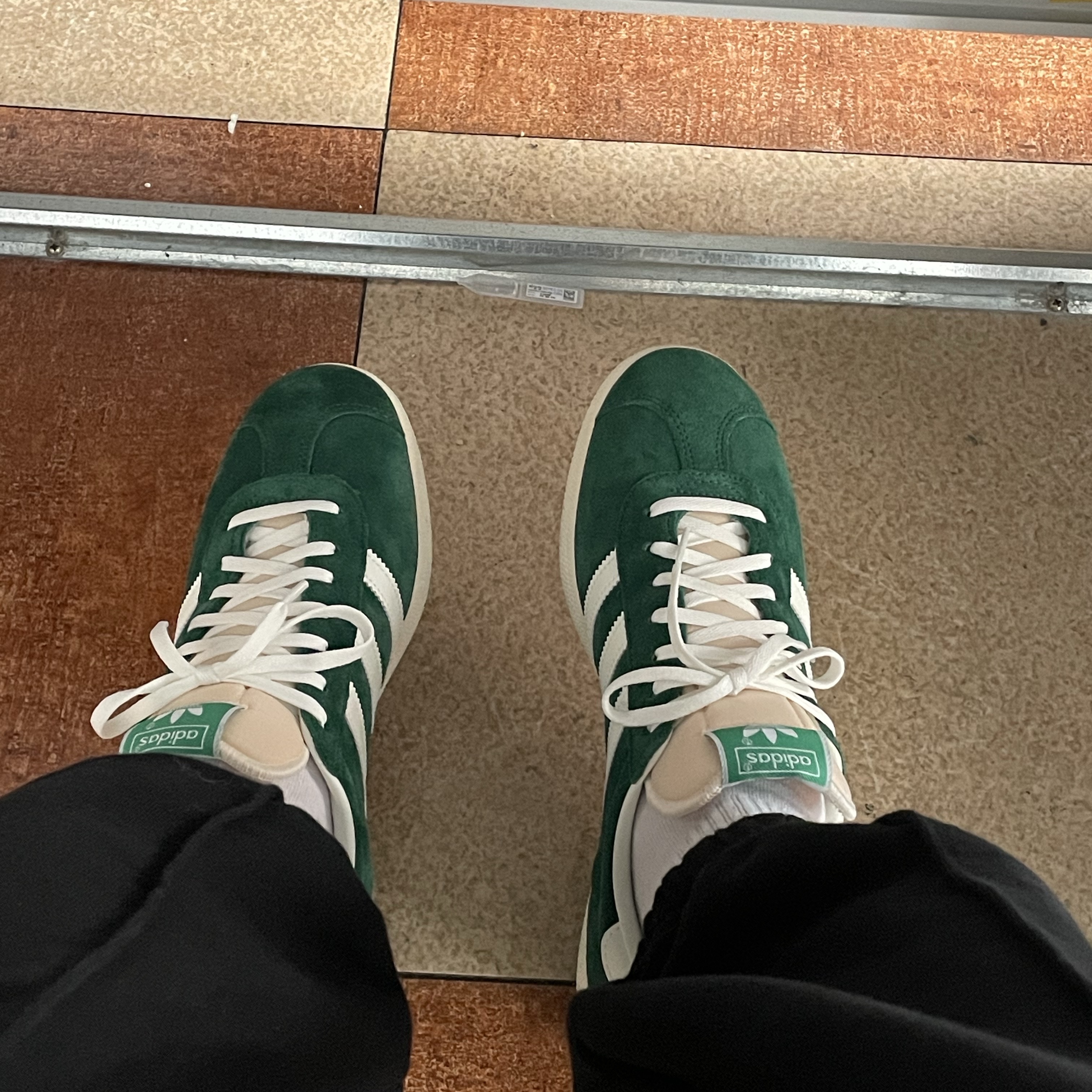 Adidas Gazelle Dark Green Cream White 착용 스타일