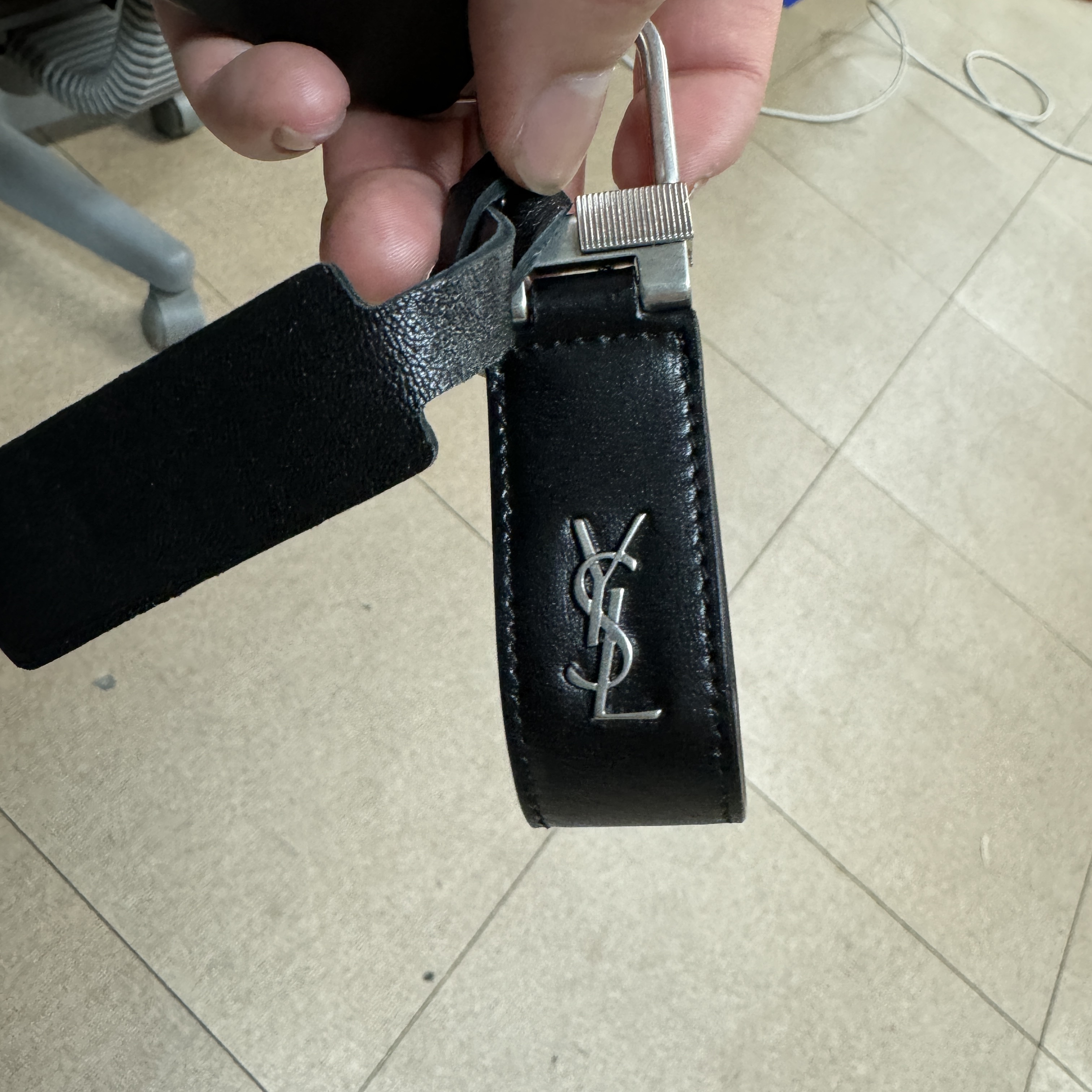 Saint Laurent Tiny Cassandre Keyring in Shiny Leather Black 착용 스타일