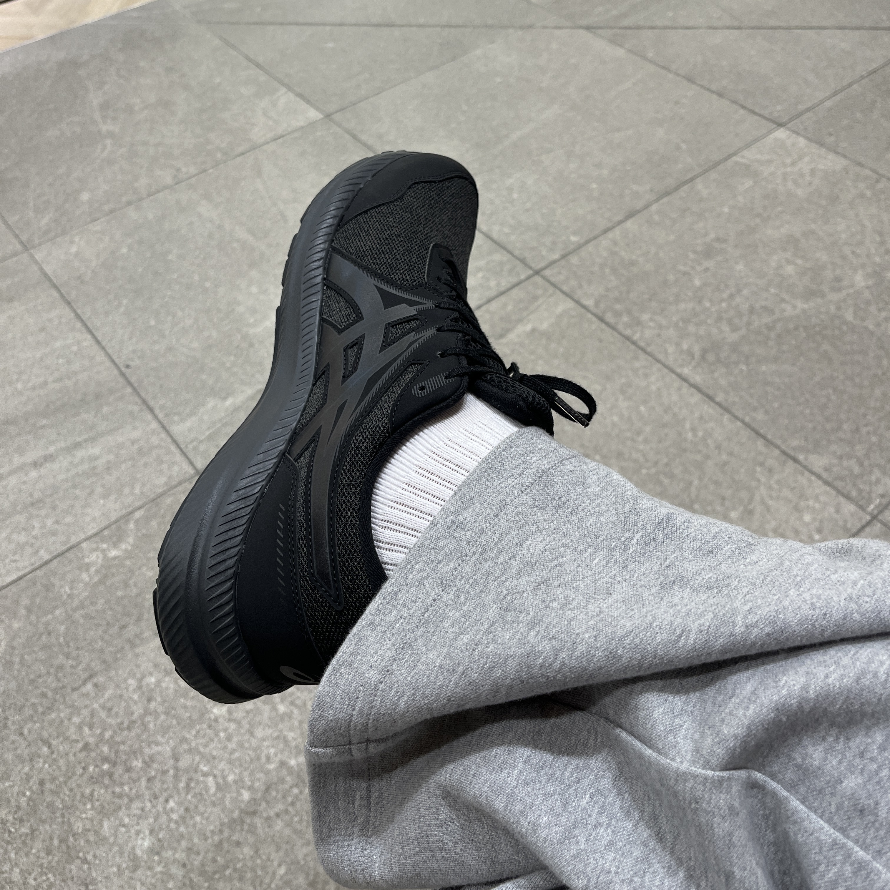 (W) Asics Gel-Contend 7 Black Carrier Grey  - D Wide 착용 스타일