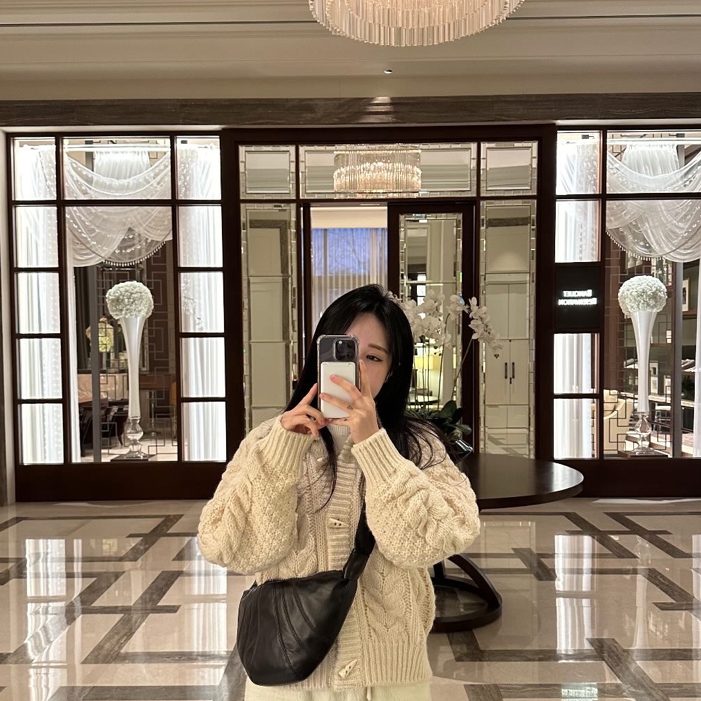 Lemaire Small Croissant Bag Soft Nappa Leather Dark Chocolate, Monamhee Beulpingi Keyring with White Pants Black 착용 스타일 - 2