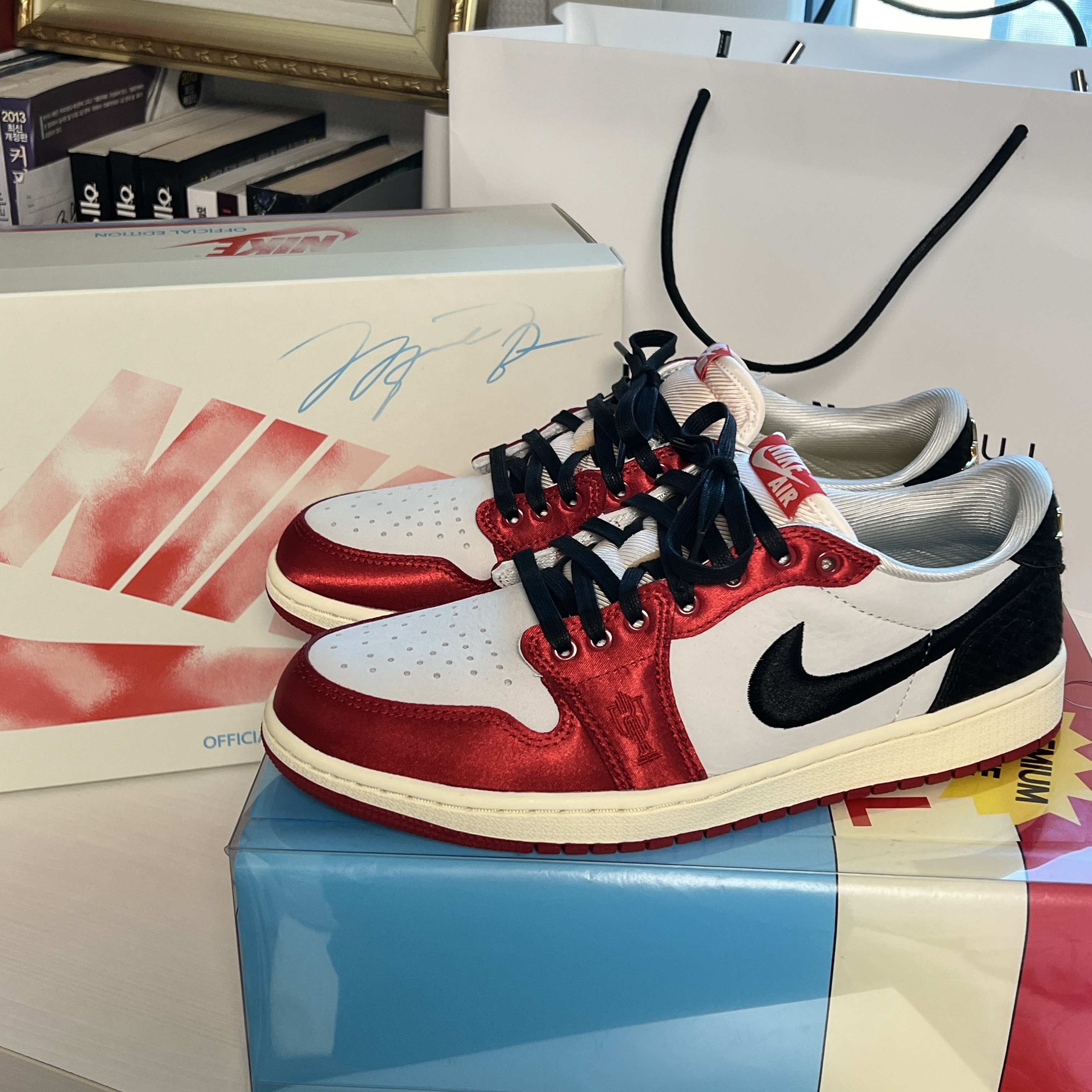 Jordan 1 x Trophy Room Retro Low OG SP Sail Varsity Red 착용 스타일 - 3