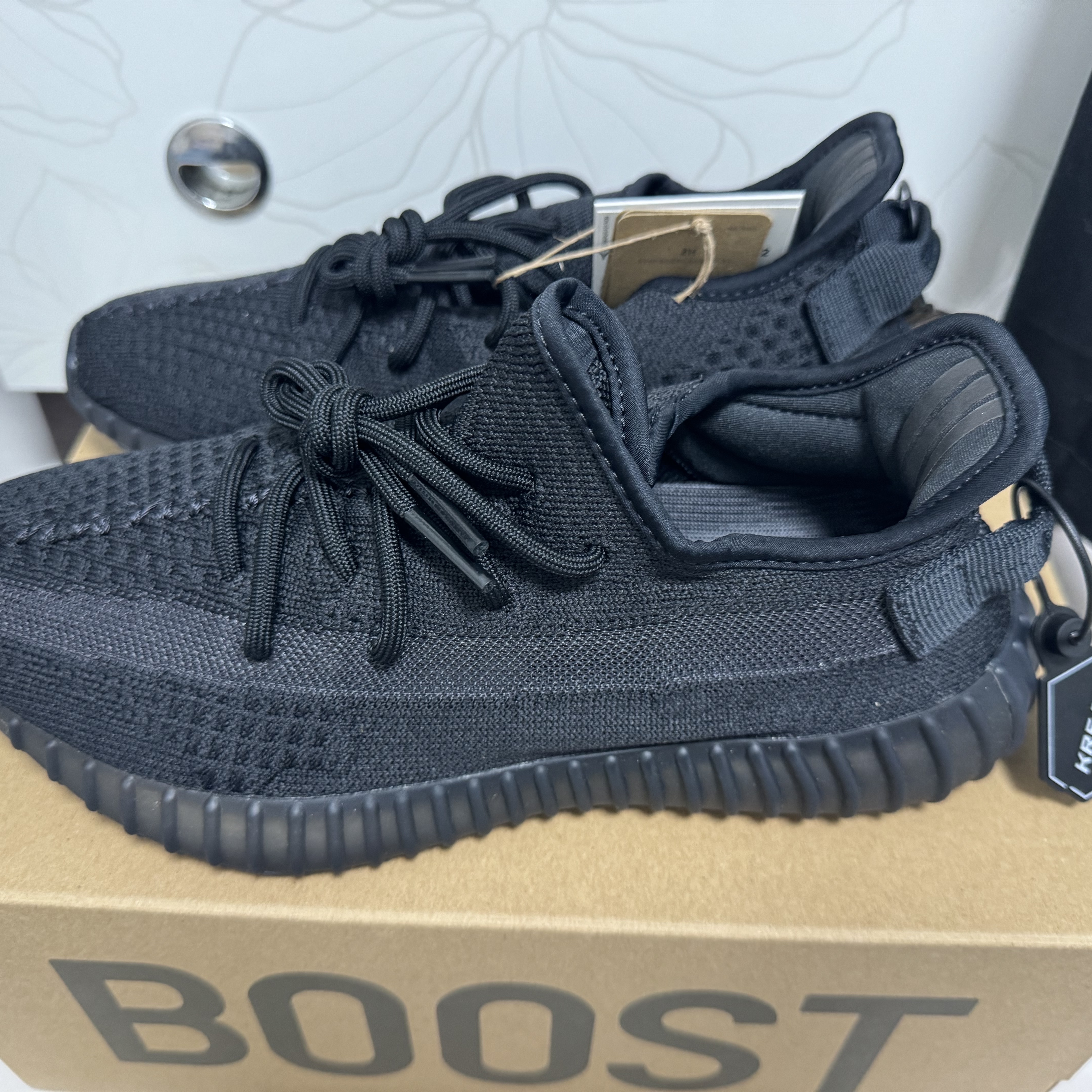 Adidas Yeezy Boost 350 V2 Onyx 착용 스타일