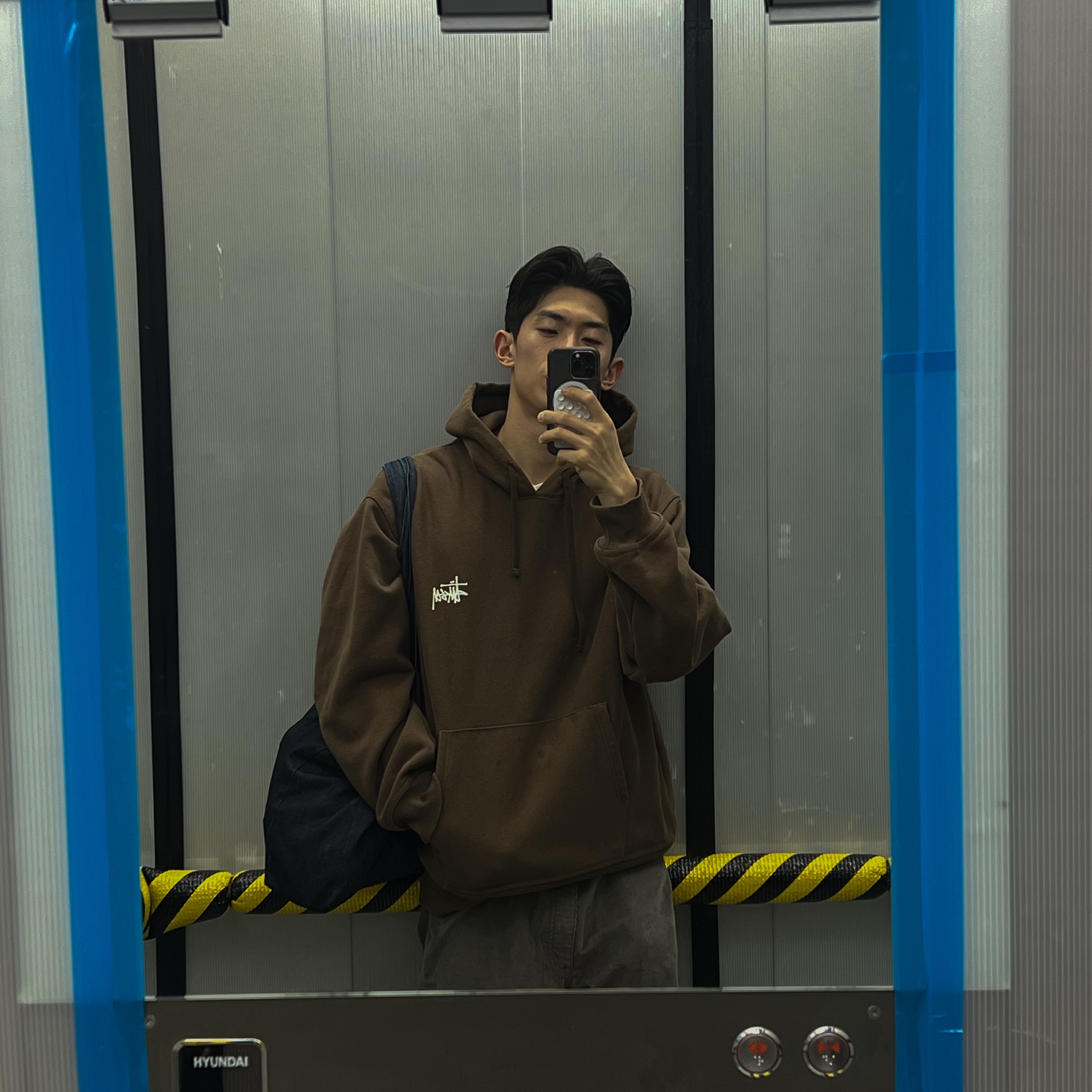 Jacquemus Le Sweatshirt Jacquemus Hooded Sweatshirt Light Khaki, Stussy Basic Stussy Hoodie Coffee 2022 착용 스타일 - 2