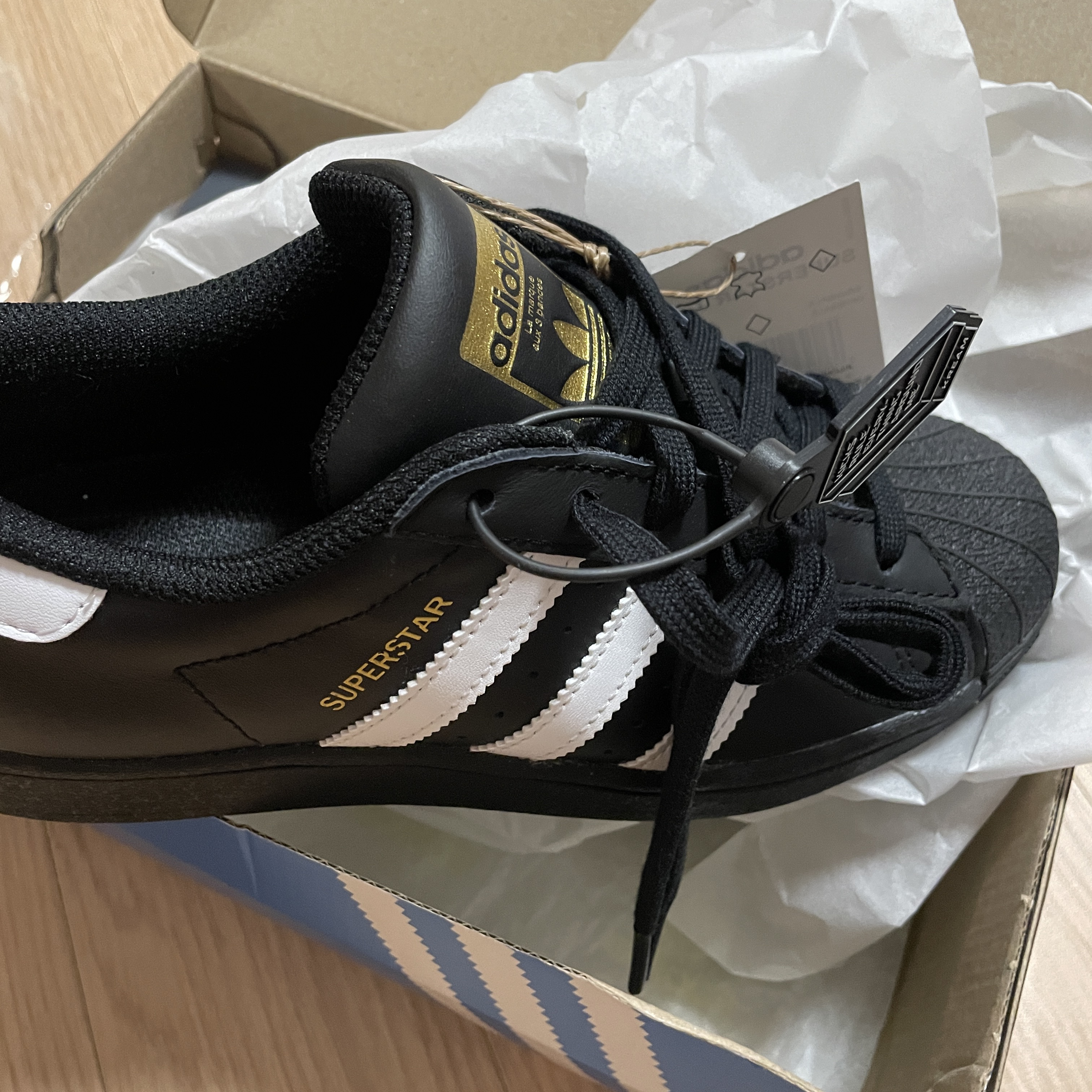 (J) Adidas Superstar Black White 착용 스타일