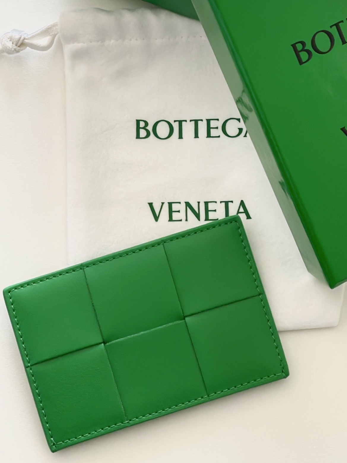 Bottega Veneta Credit Card Case Calfskin Parakeet 착용 스타일