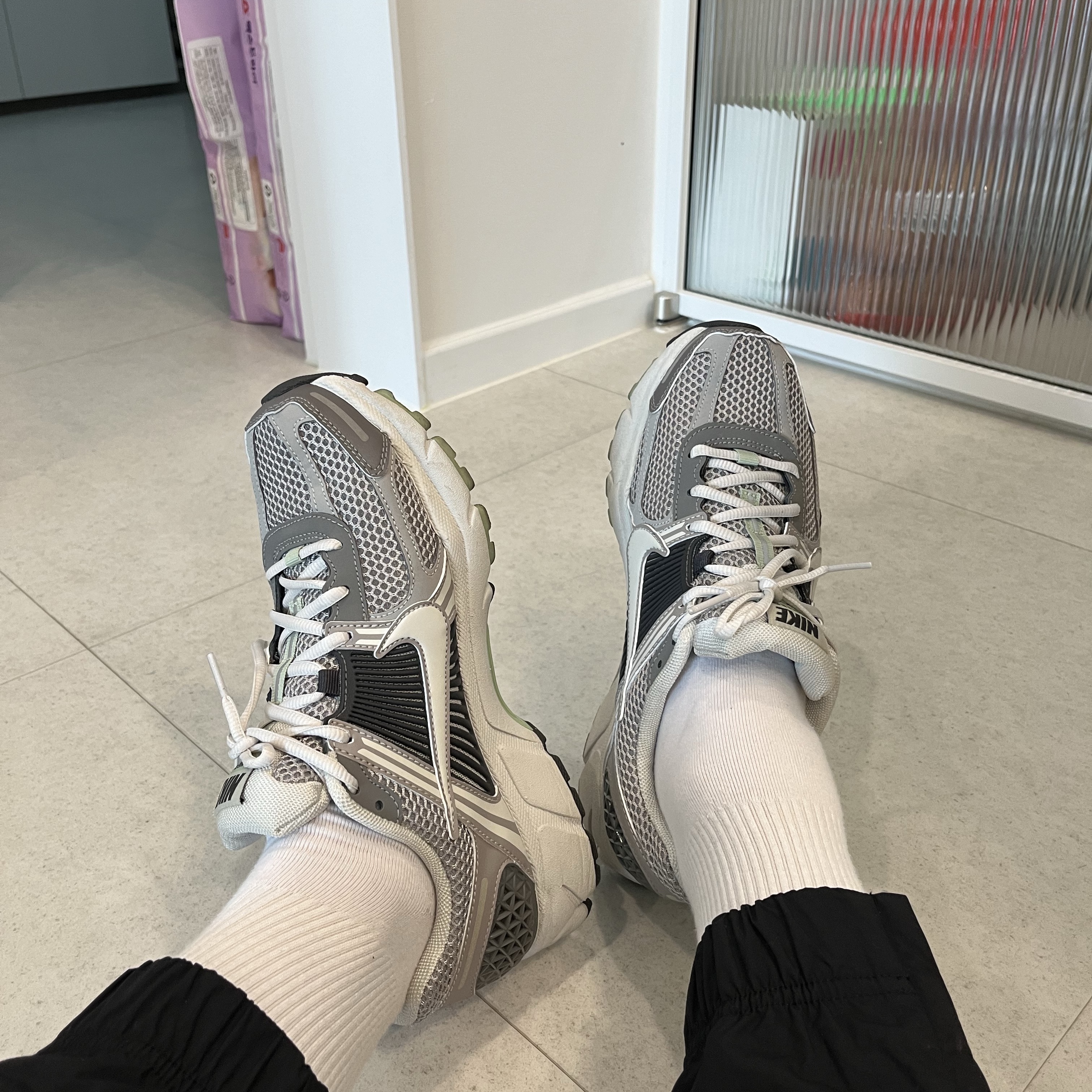 (W) Nike Zoom Vomero 5 Cobblestone and Flat Pewter 착용 스타일 - 1
