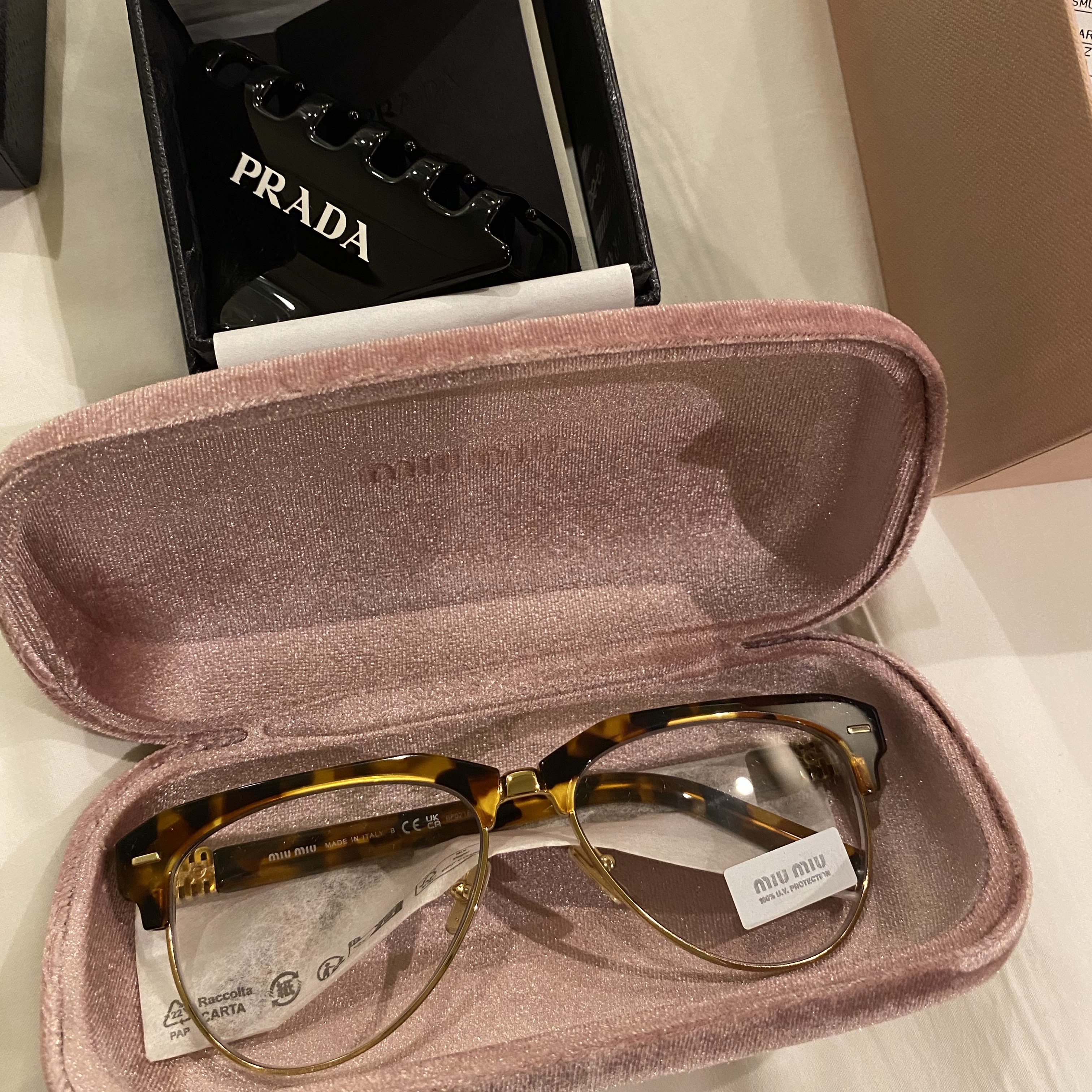 (W) New Balance x Miu Miu 530 Suede Mesh Sneakers Ecru, (W) Prada Plexiglas Hair Clip Black 착용 스타일 - 6