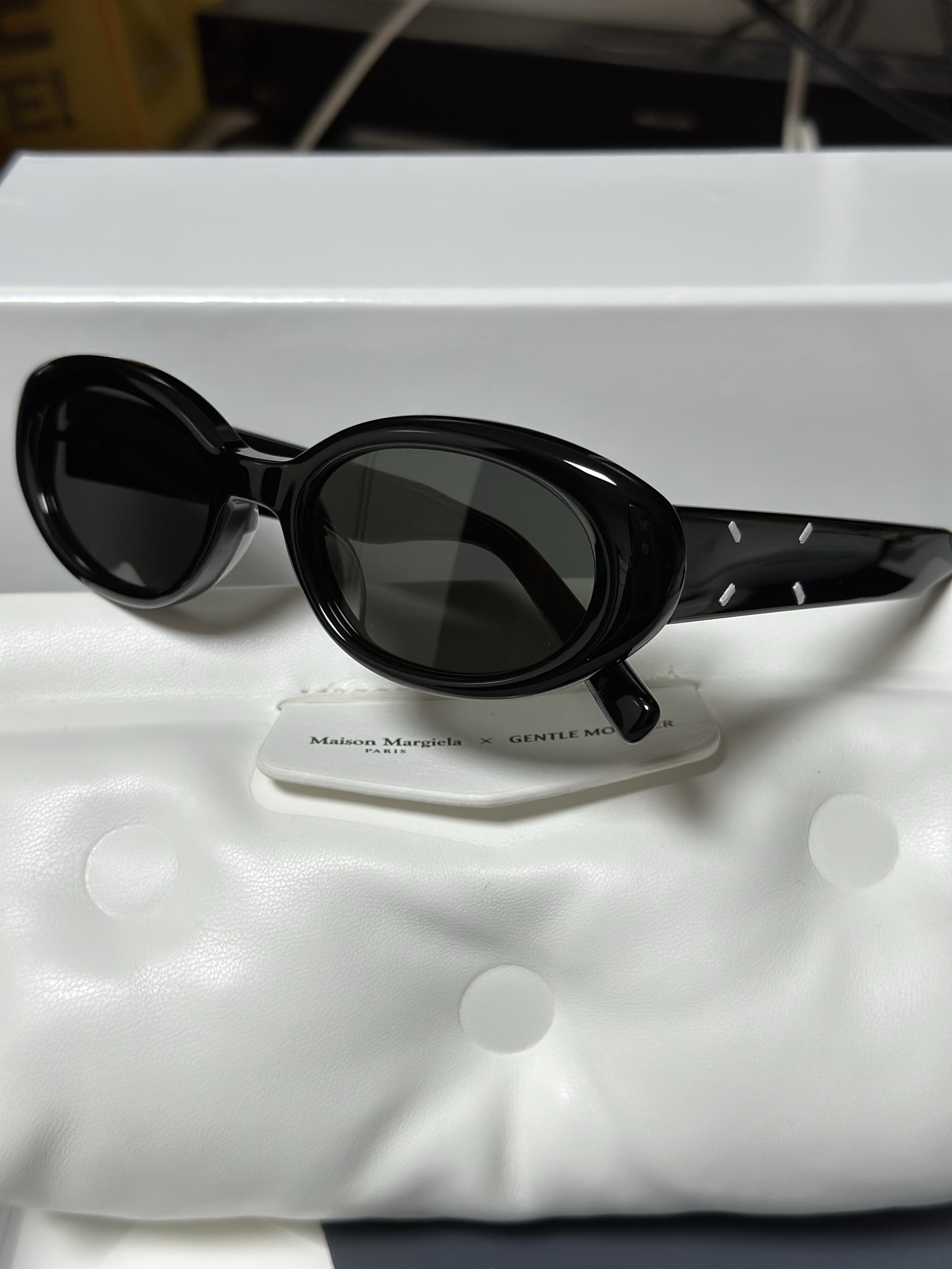 Gentle Monster x Maison Margiela MM107 Black Black 착용 스타일 - 2