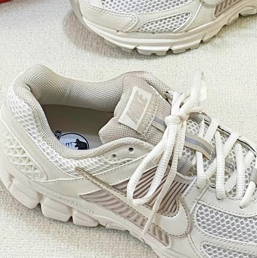 (W) Nike Zoom Vomero 5 Pale Ivory Sanddrift 착용 스타일