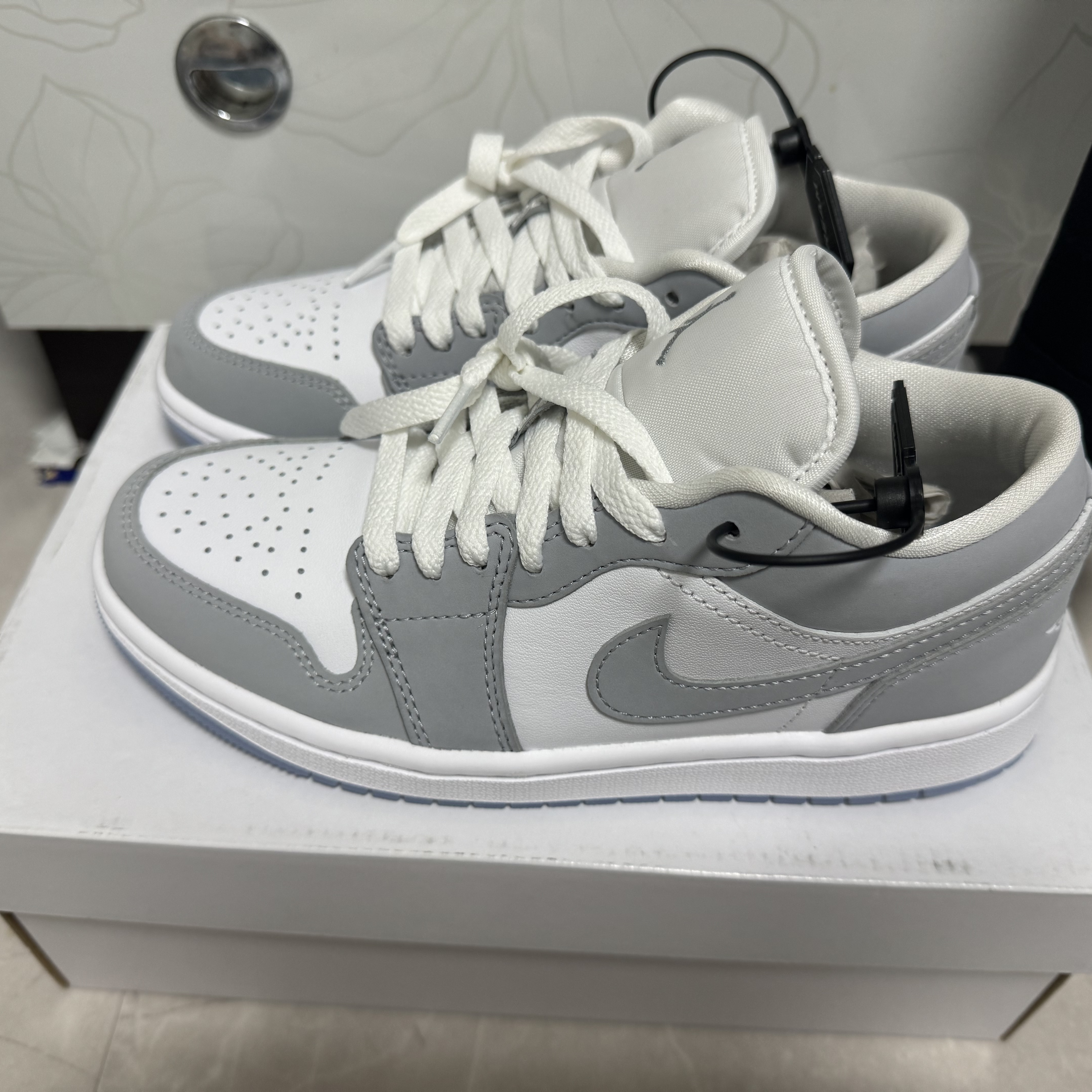 (W) Jordan 1 Low White Wolf Grey 착용 스타일 - 1