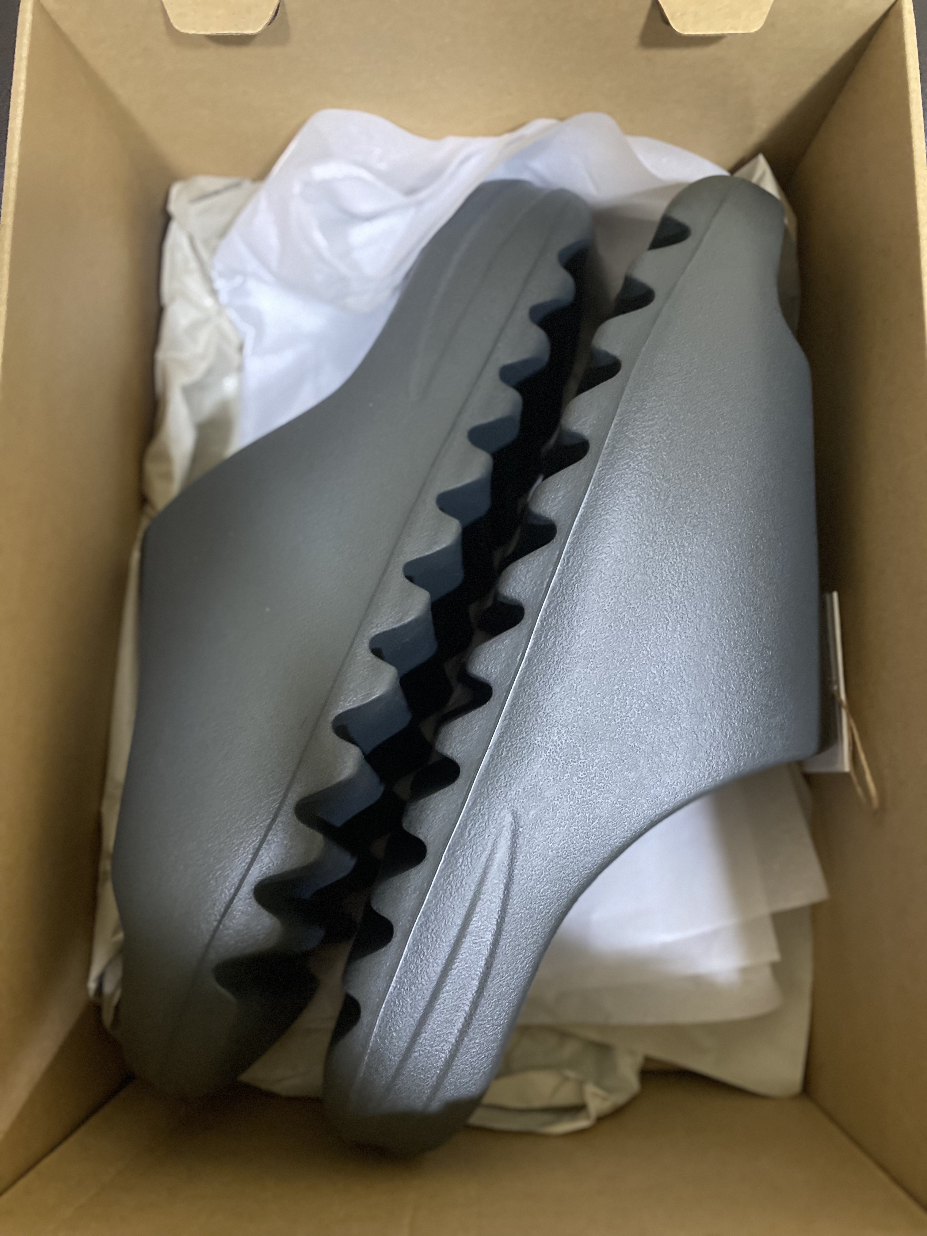 Adidas Yeezy Slide Dark Onyx 2024 착용 스타일