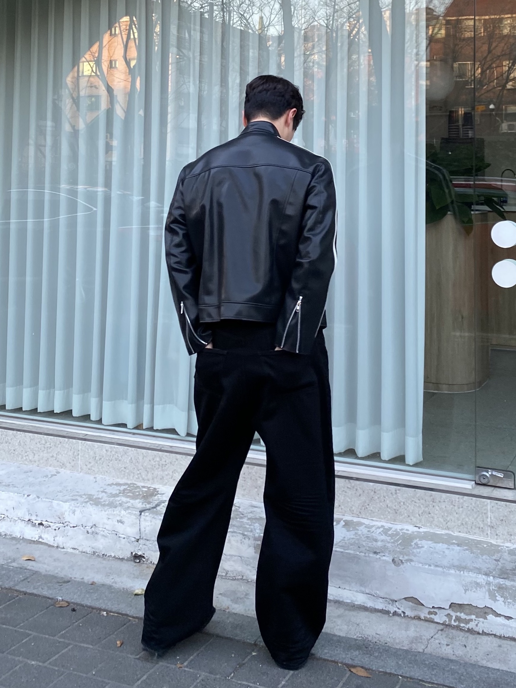 Nike x Martine Rose Shox MR4 Black 착용 스타일 - 2