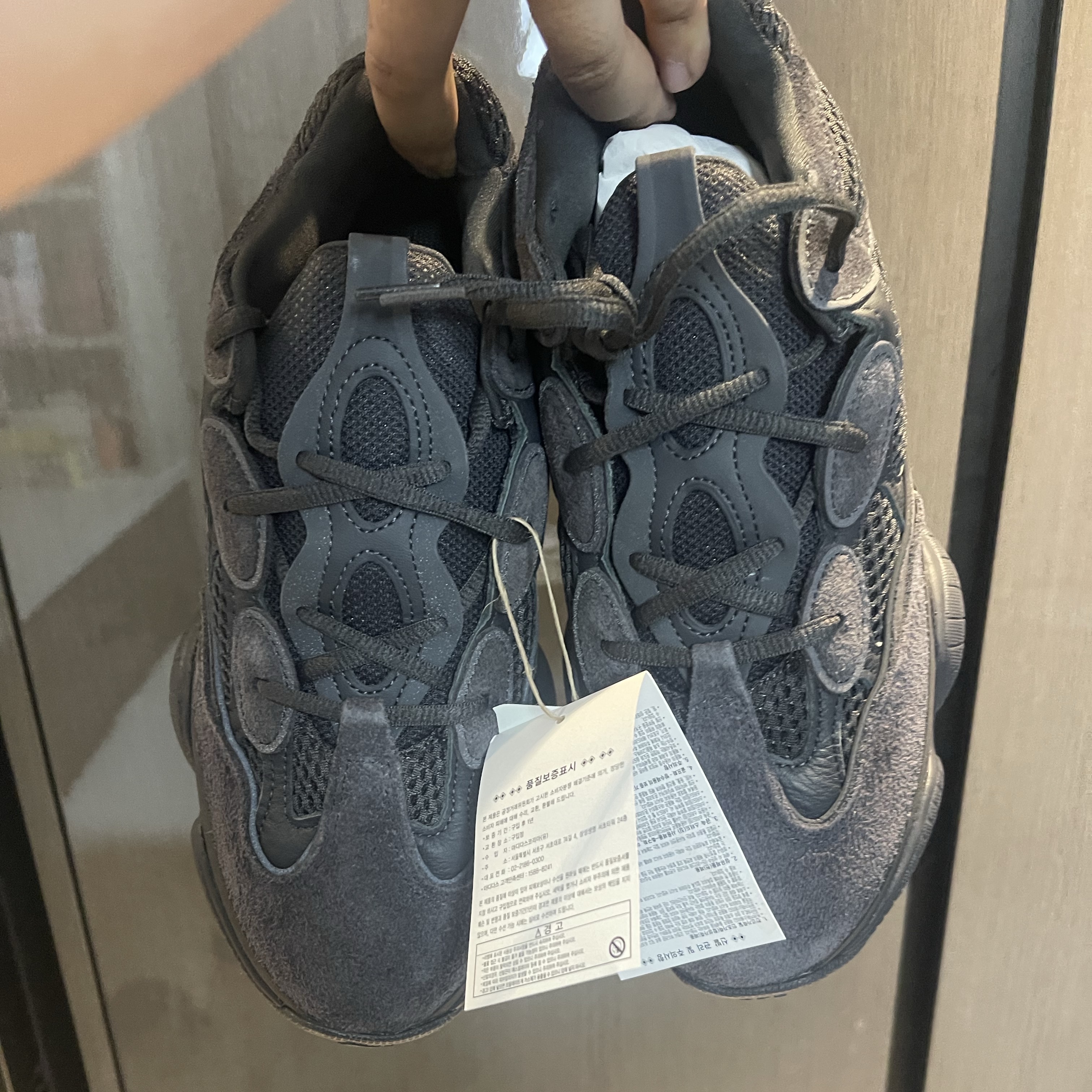 Adidas Yeezy 500 Utility Black 2022/2023 착용 스타일