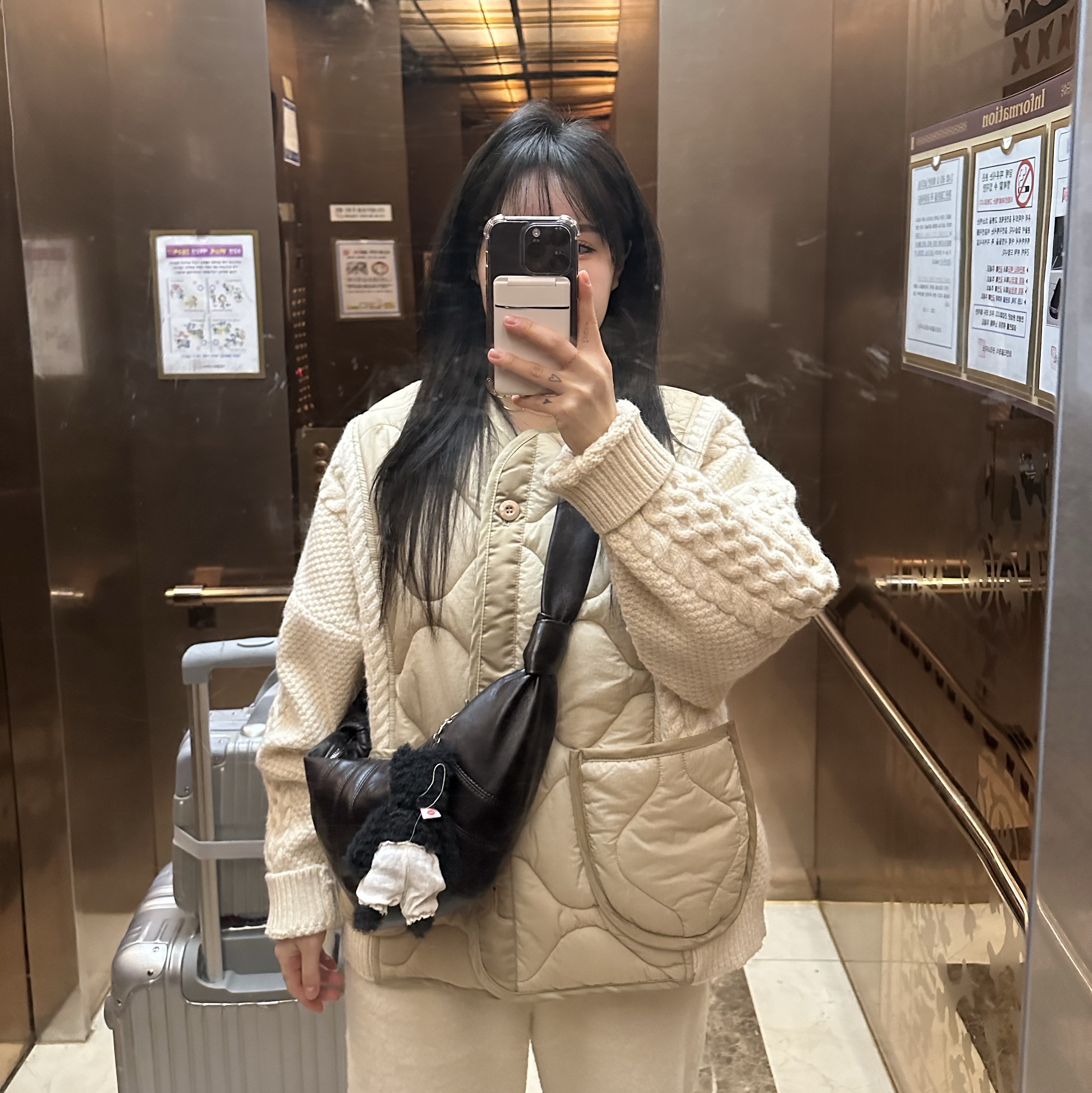 Lemaire Small Croissant Bag Soft Nappa Leather Dark Chocolate, Monamhee Beulpingi Keyring with White Pants Black 착용 스타일 - 3