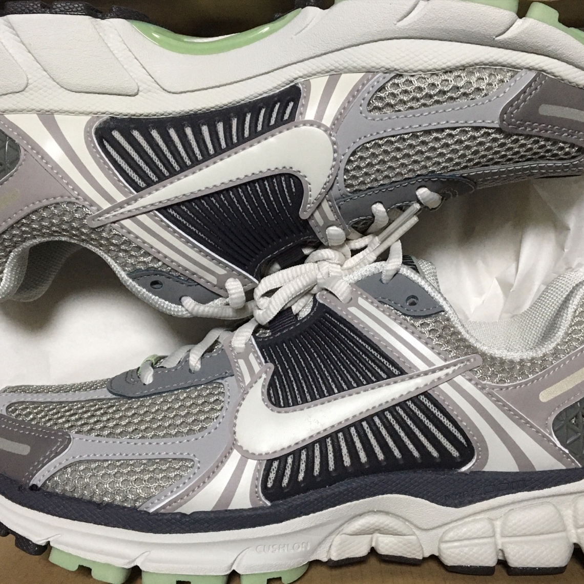 (W) Nike Zoom Vomero 5 Cobblestone and Flat Pewter 착용 스타일