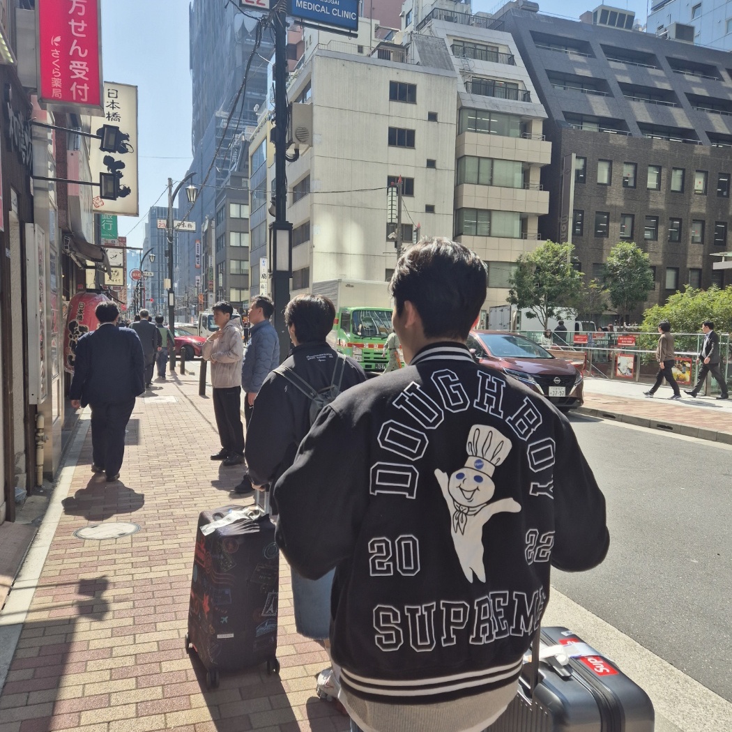 Supreme Mitchell & Ness Doughboy Twill Varsity Jacket Black - 22FW 착용 스타일