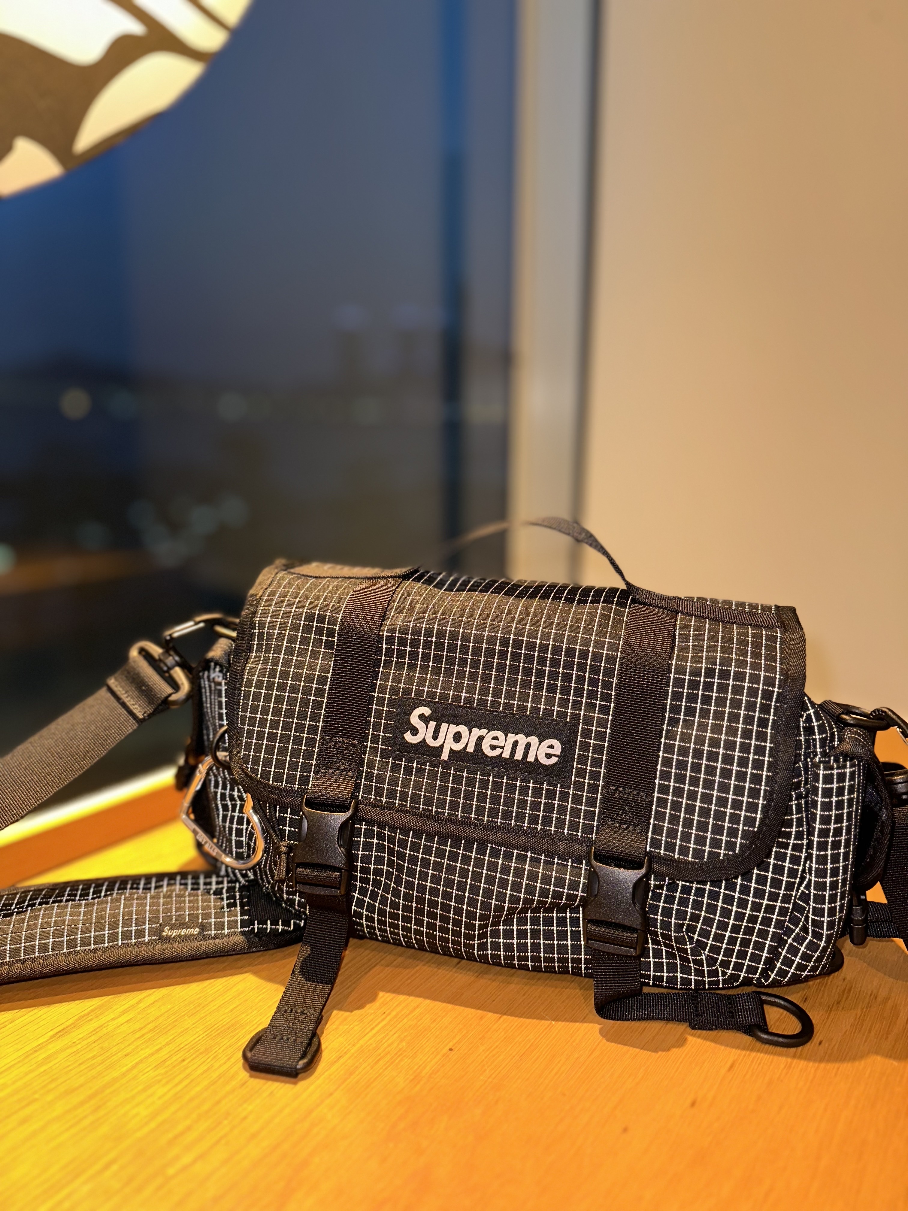 Supreme Mini Duffle Bag Black - 24SS 착용 스타일 - 2