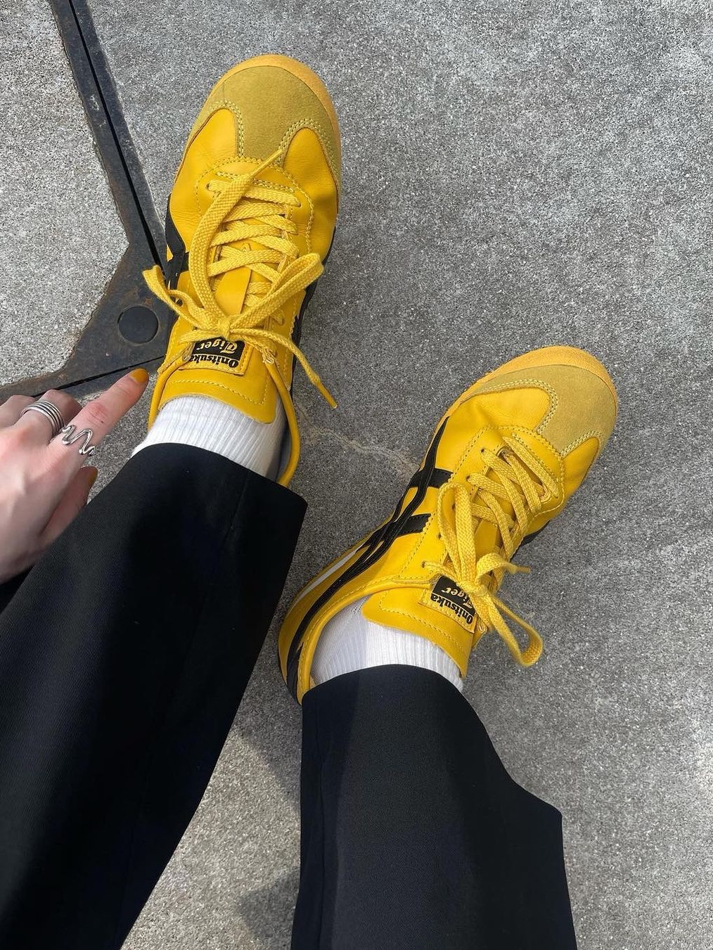 Onitsuka Tiger Mexico 66 Yellow Black 착용 스타일 - 3
