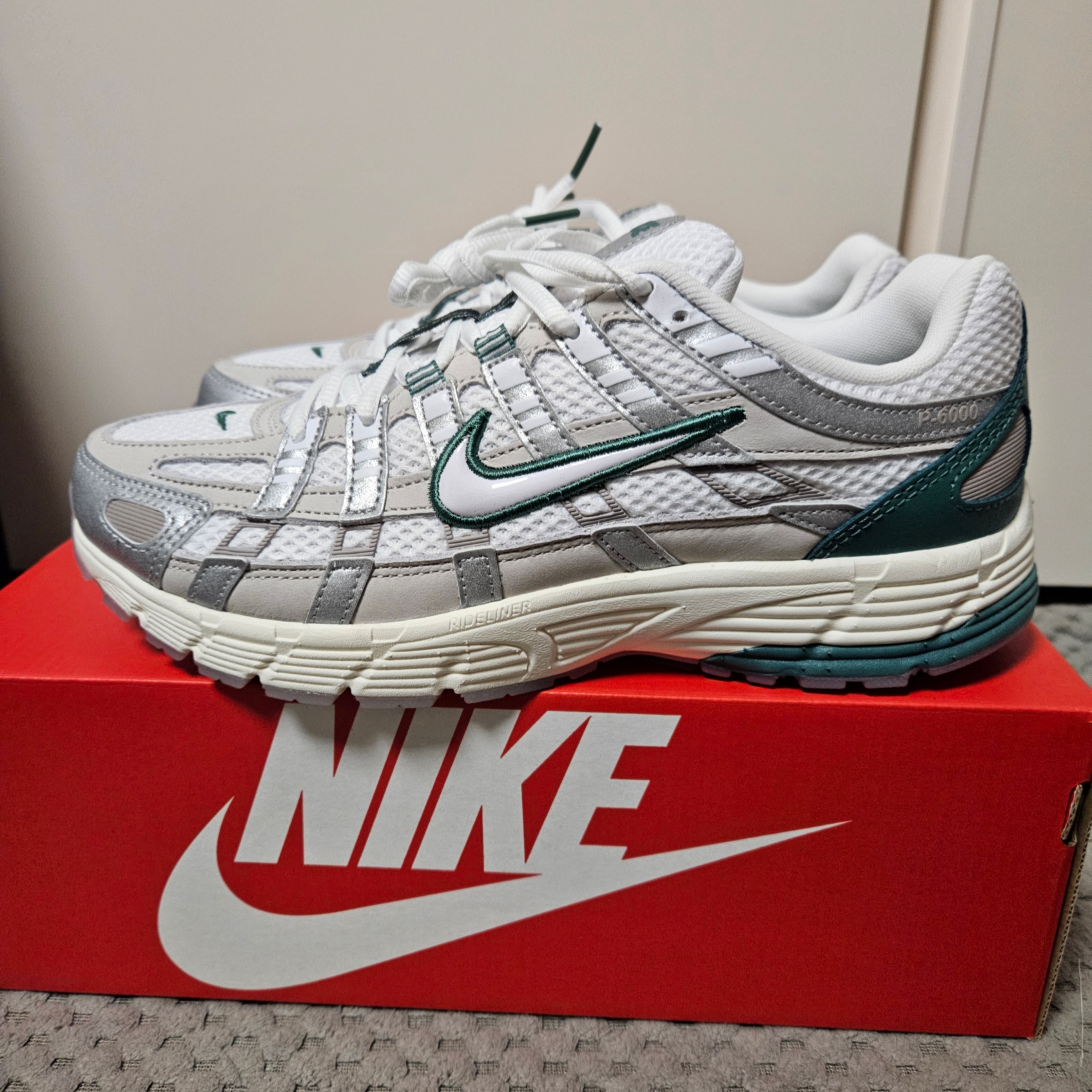 Nike P-6000 Light Bone White Metallic Silver 착용 스타일 - 2