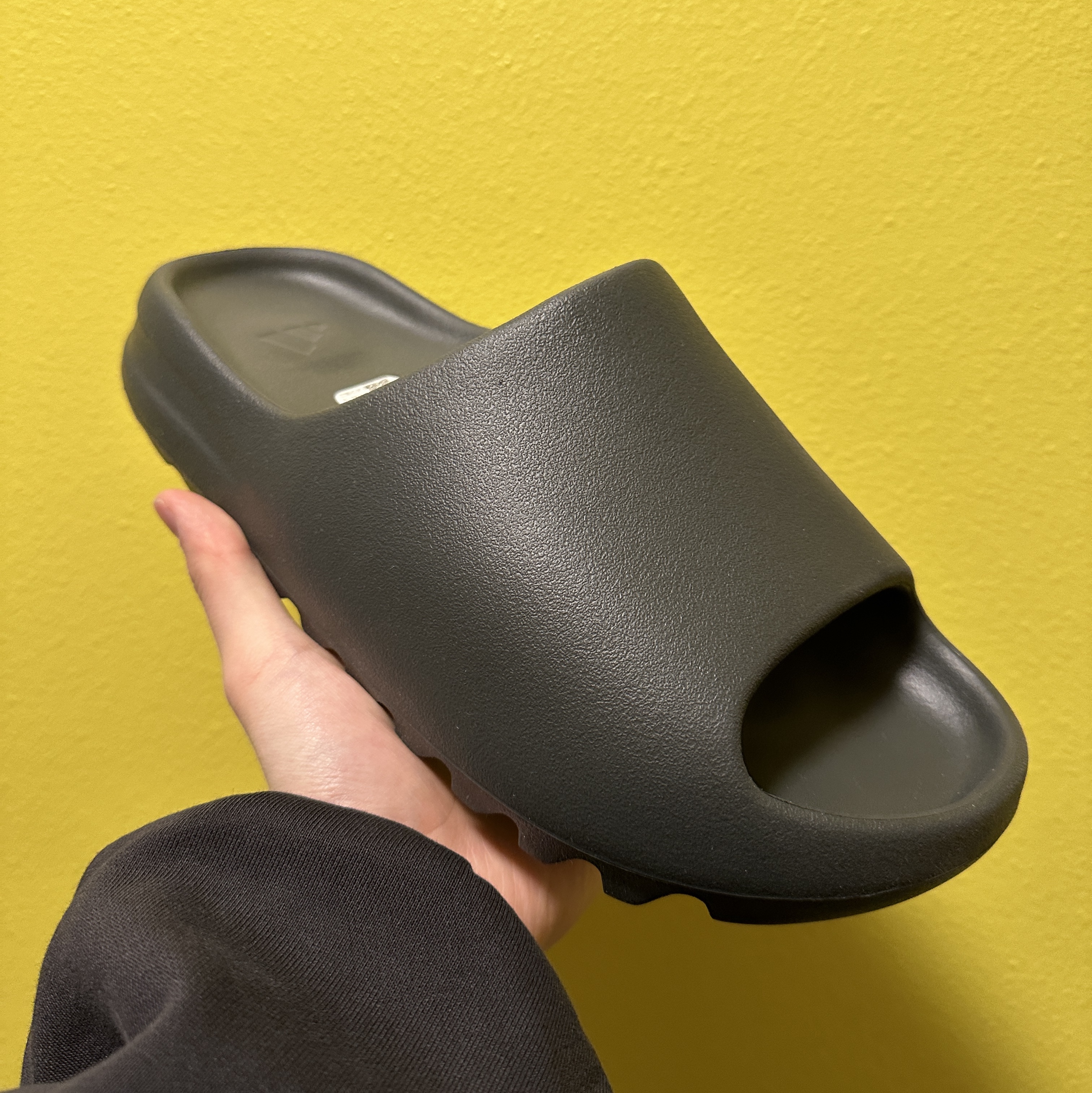 Adidas Yeezy Slide Dark Onyx 2024 착용 스타일