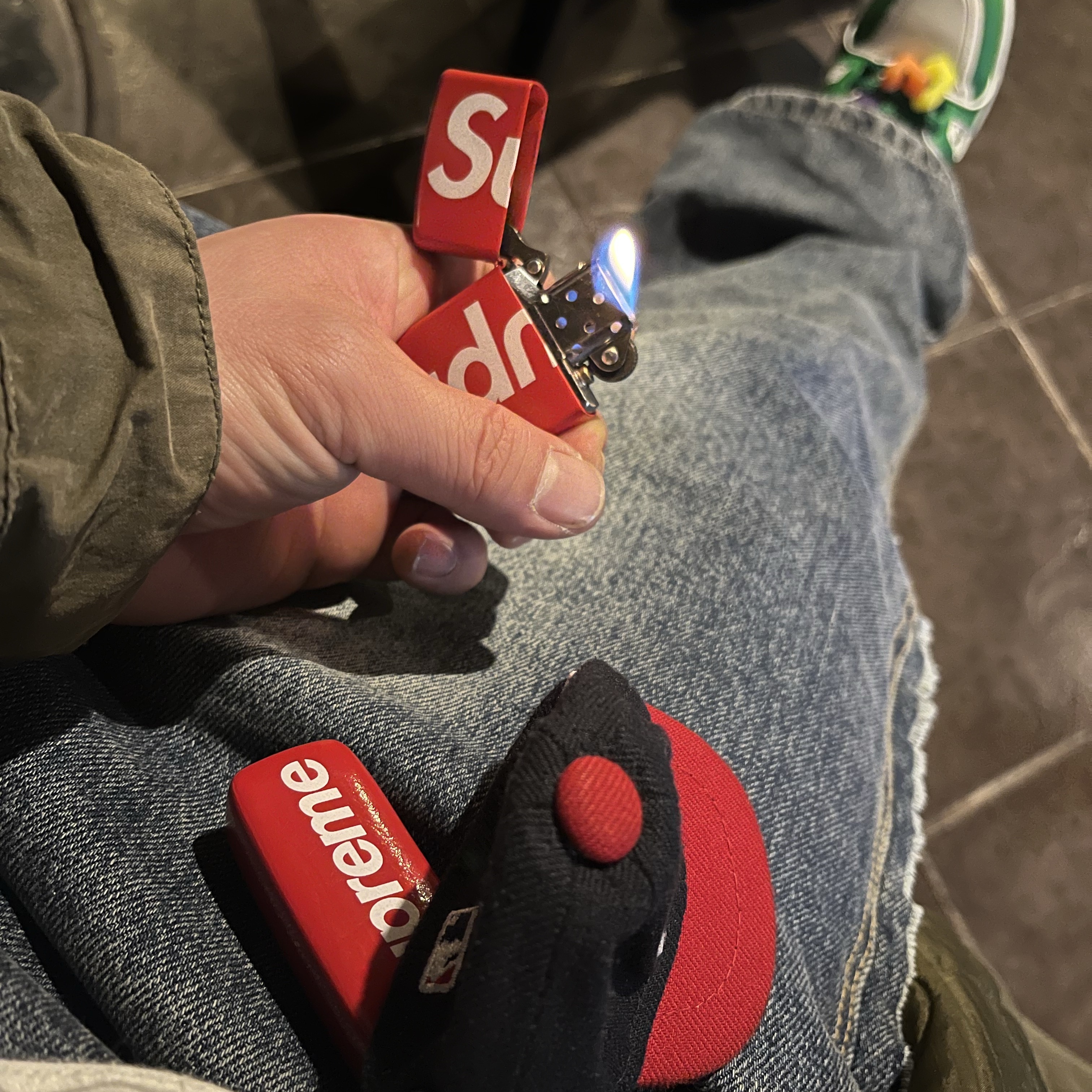 Supreme Logo Zippo Red, Stussy Soda Can T-Shirt White 착용 스타일