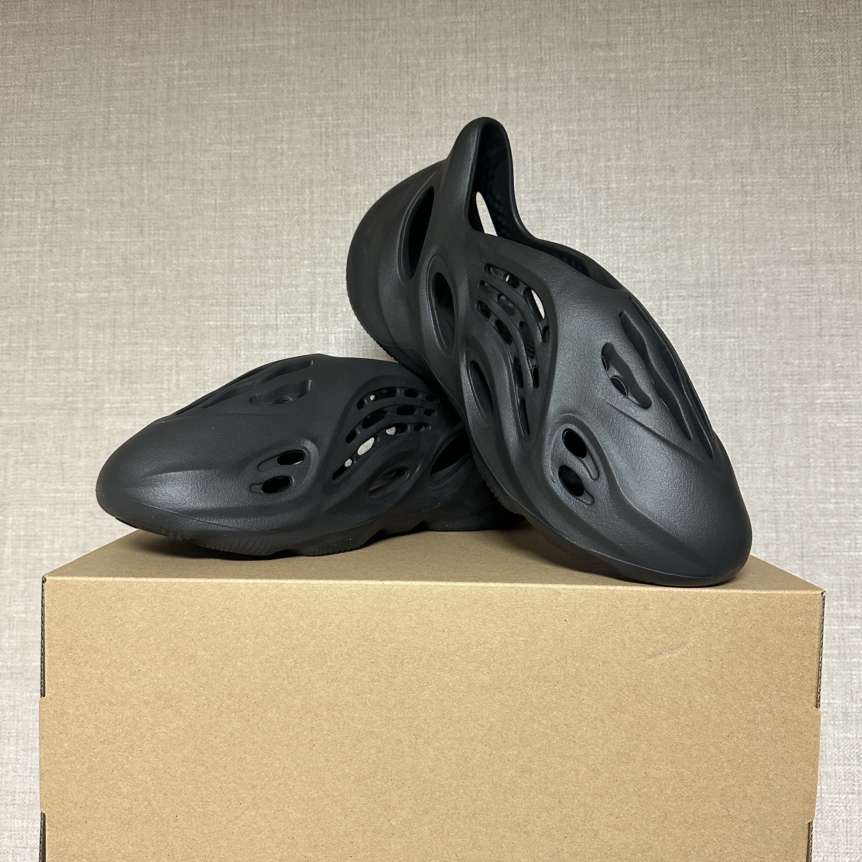 Adidas Yeezy Foam RNNR Onyx 착용 스타일