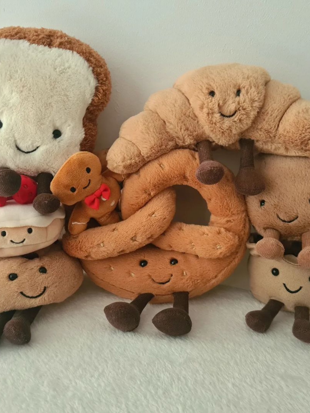 Jellycat Amuseable Croissant Bag Charm Brown, Jellycat Amuseable Croissant Medium Brown 착용 스타일 - 3