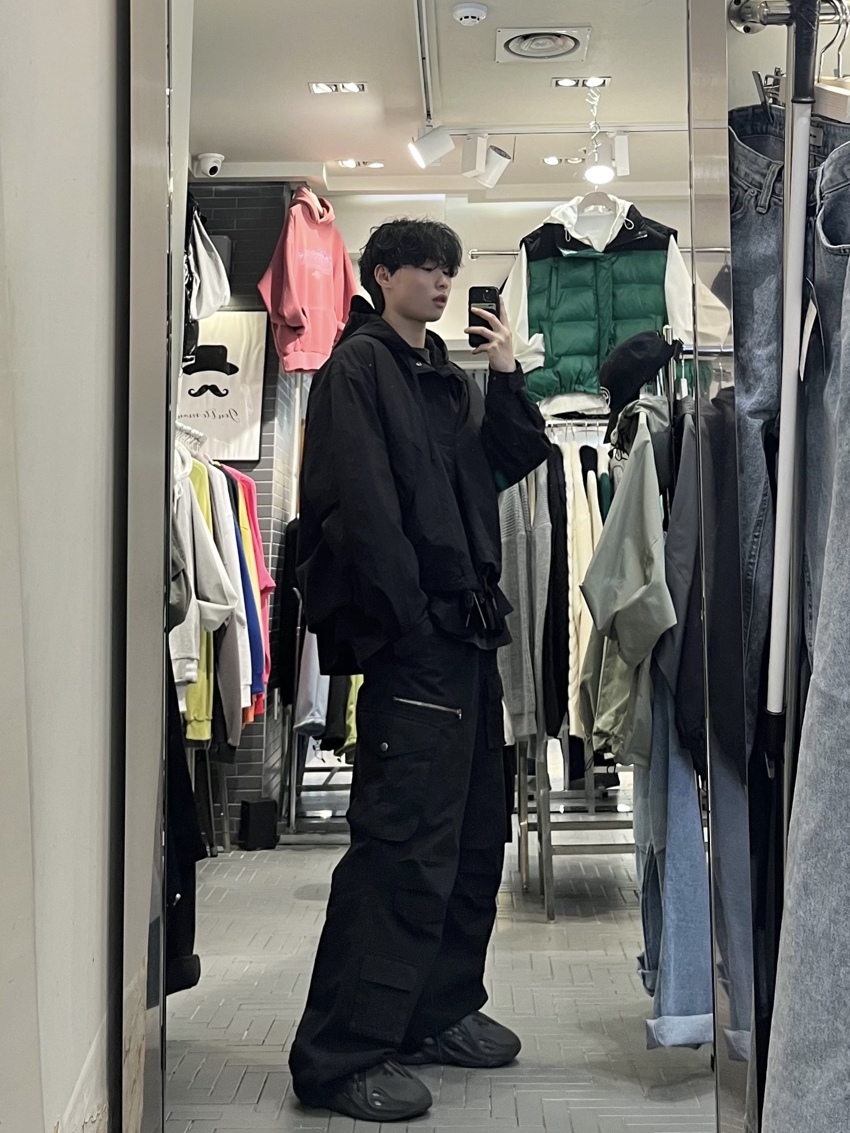 Adidas Yeezy Foam RNNR Onyx 착용 스타일