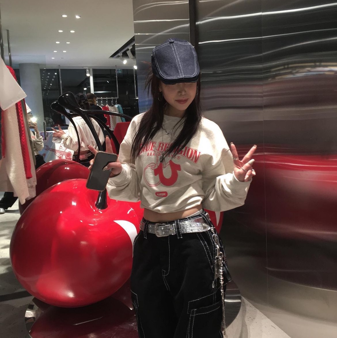 True Religion x KIRSH Stitch Point Denim Hunting Cap White Stitch, True Religion x KIRSH Stitch Point Denim Cargo Pants Blue Denim 착용 스타일 - 1