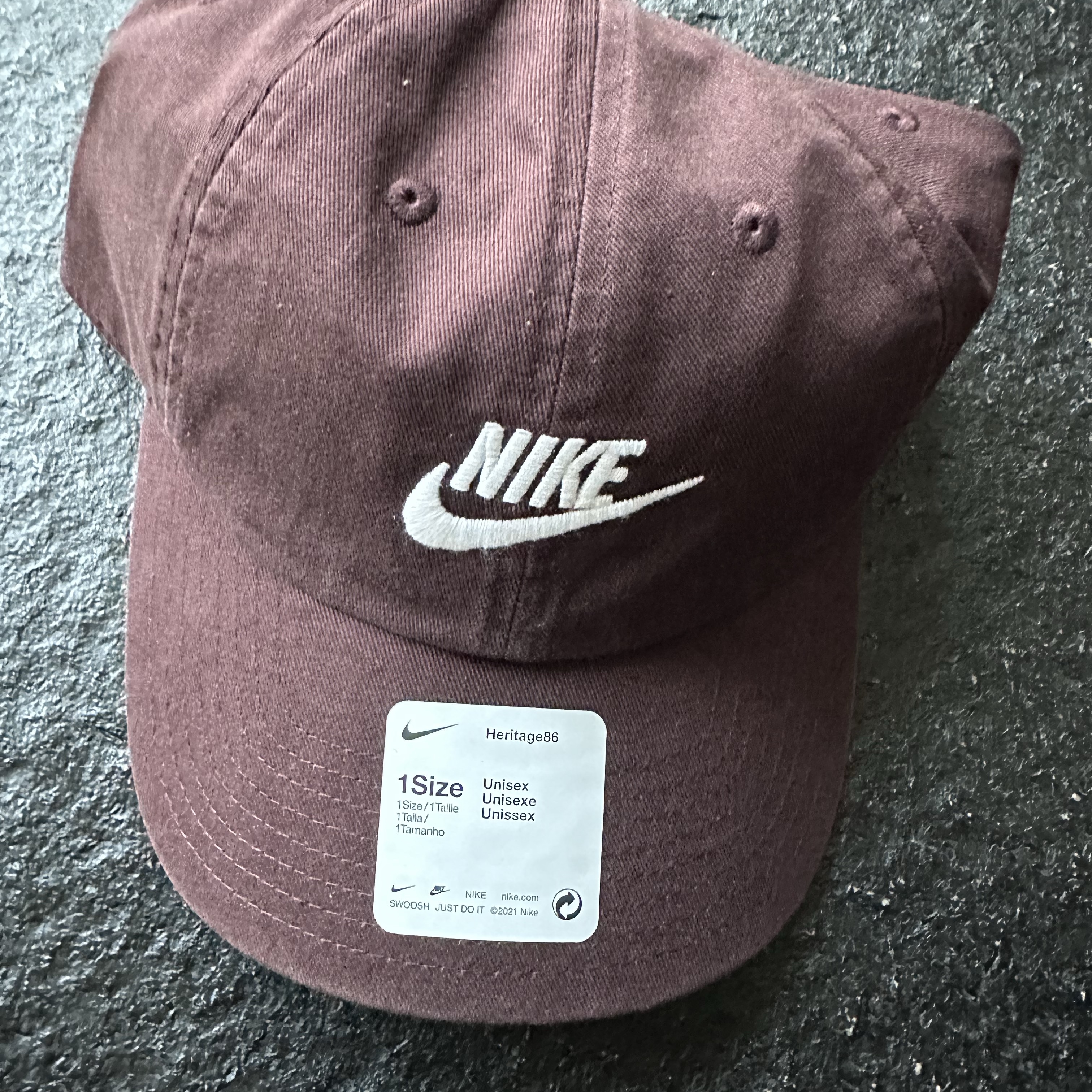 Nike Heritage 86 Futura Washed Cap Earth 착용 스타일
