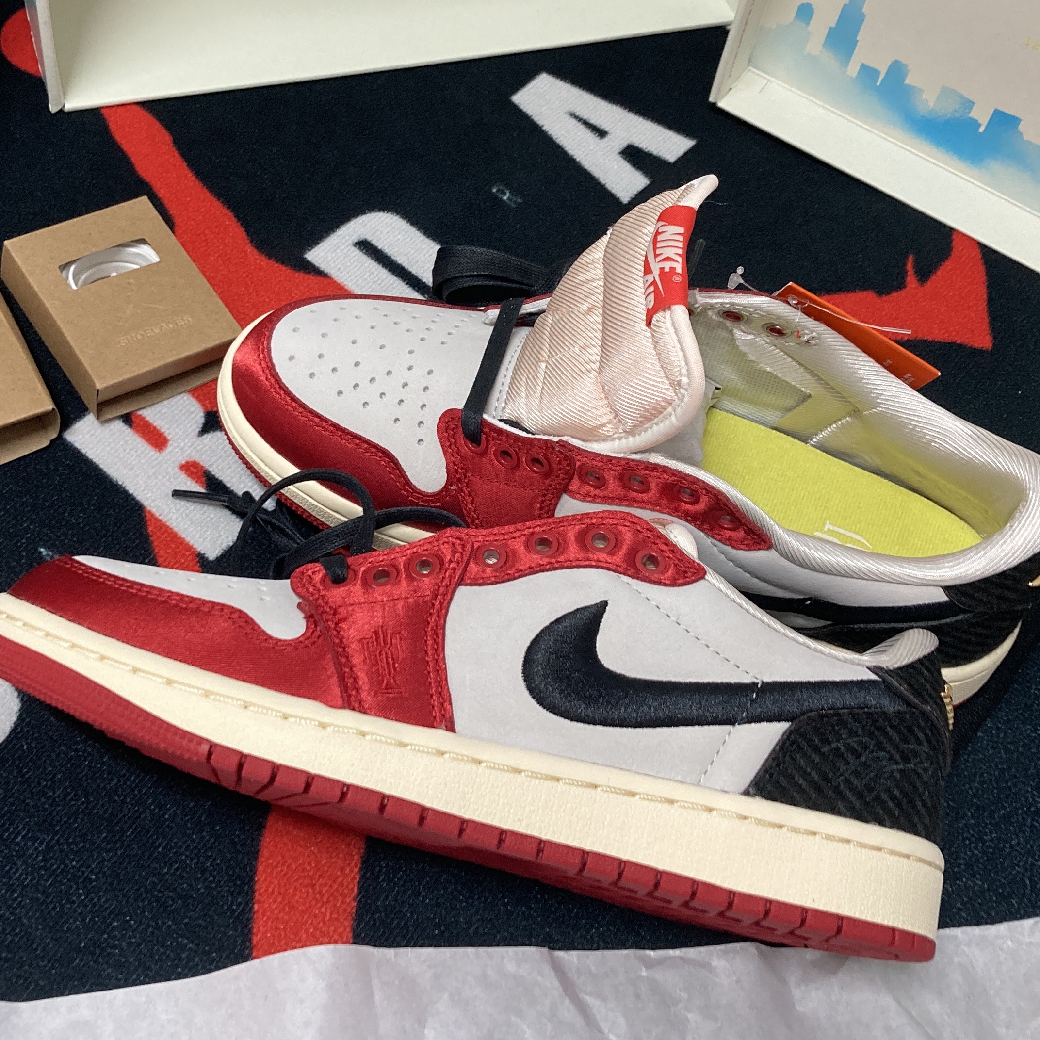 Jordan 1 x Trophy Room Retro Low OG SP Sail Varsity Red 착용 스타일 - 2